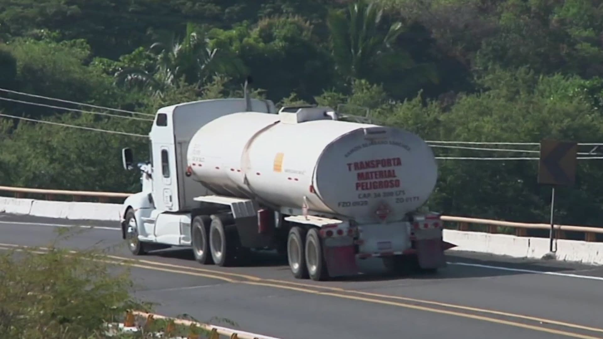 Tráiler transportando material peligroso