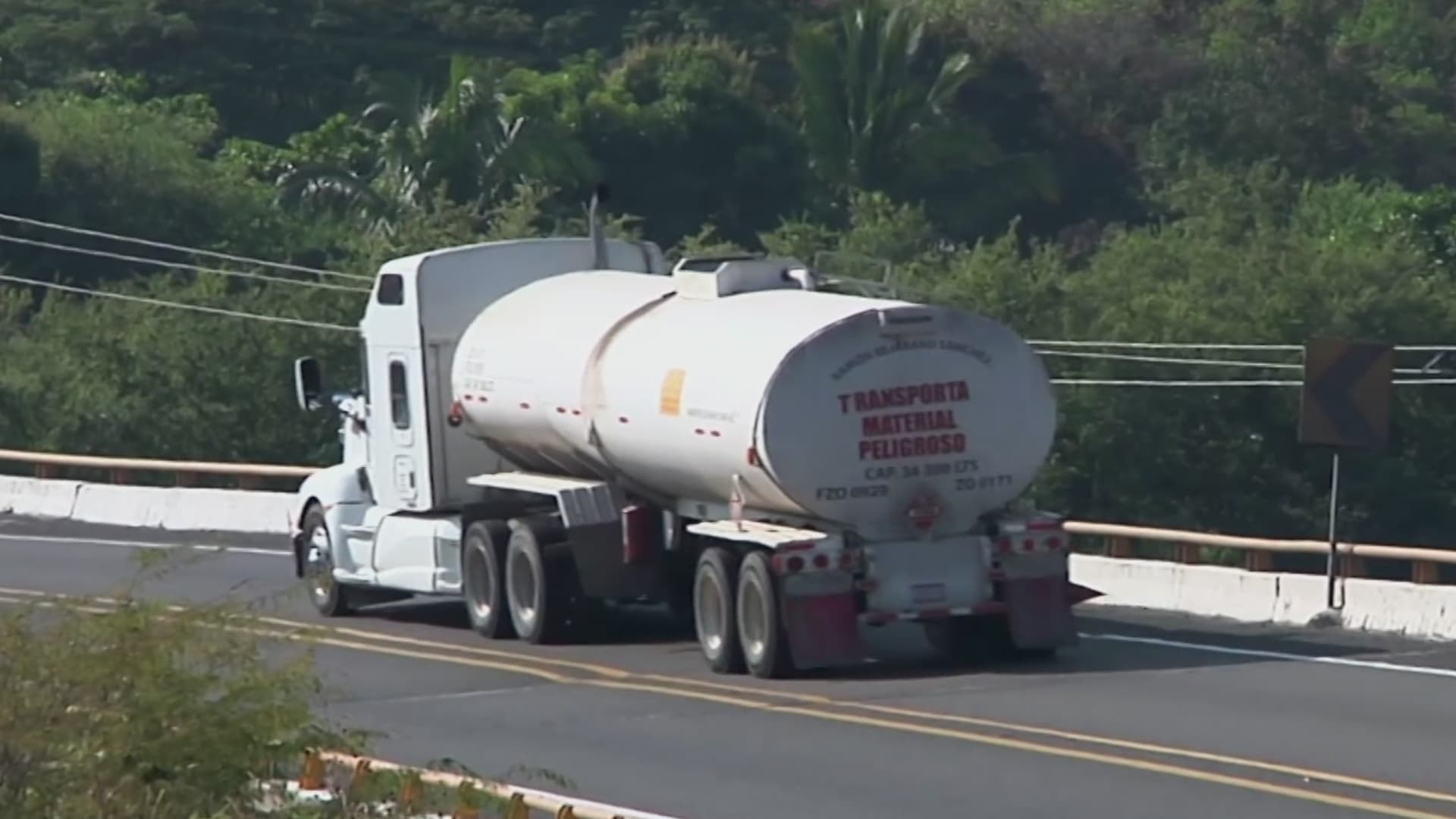 Tráiler transportando material peligroso