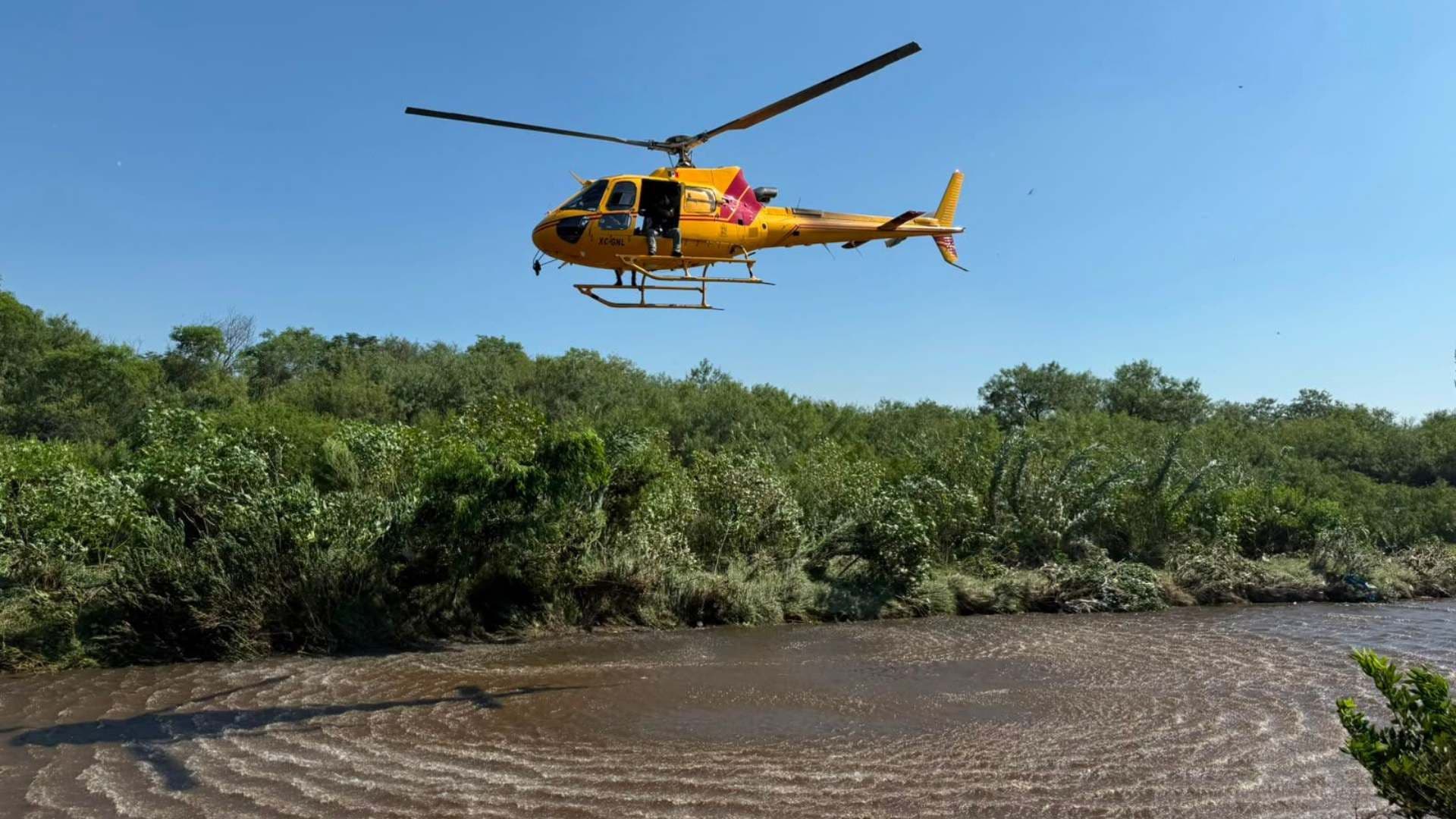 Helicóptero para operativo de búsqueda en río Pesquería
