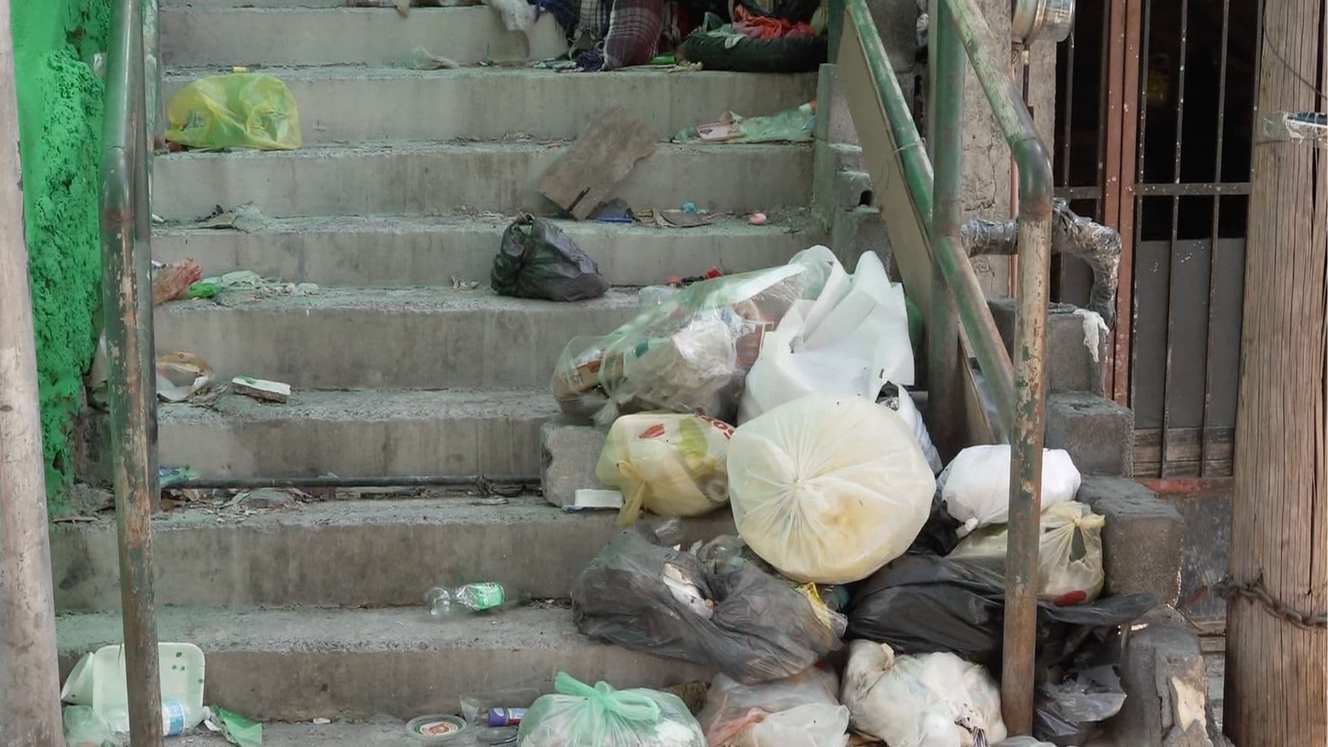 Localizan Hombre Sin Vida Dentro de Bote para Basura en Monterrey, Nuevo León