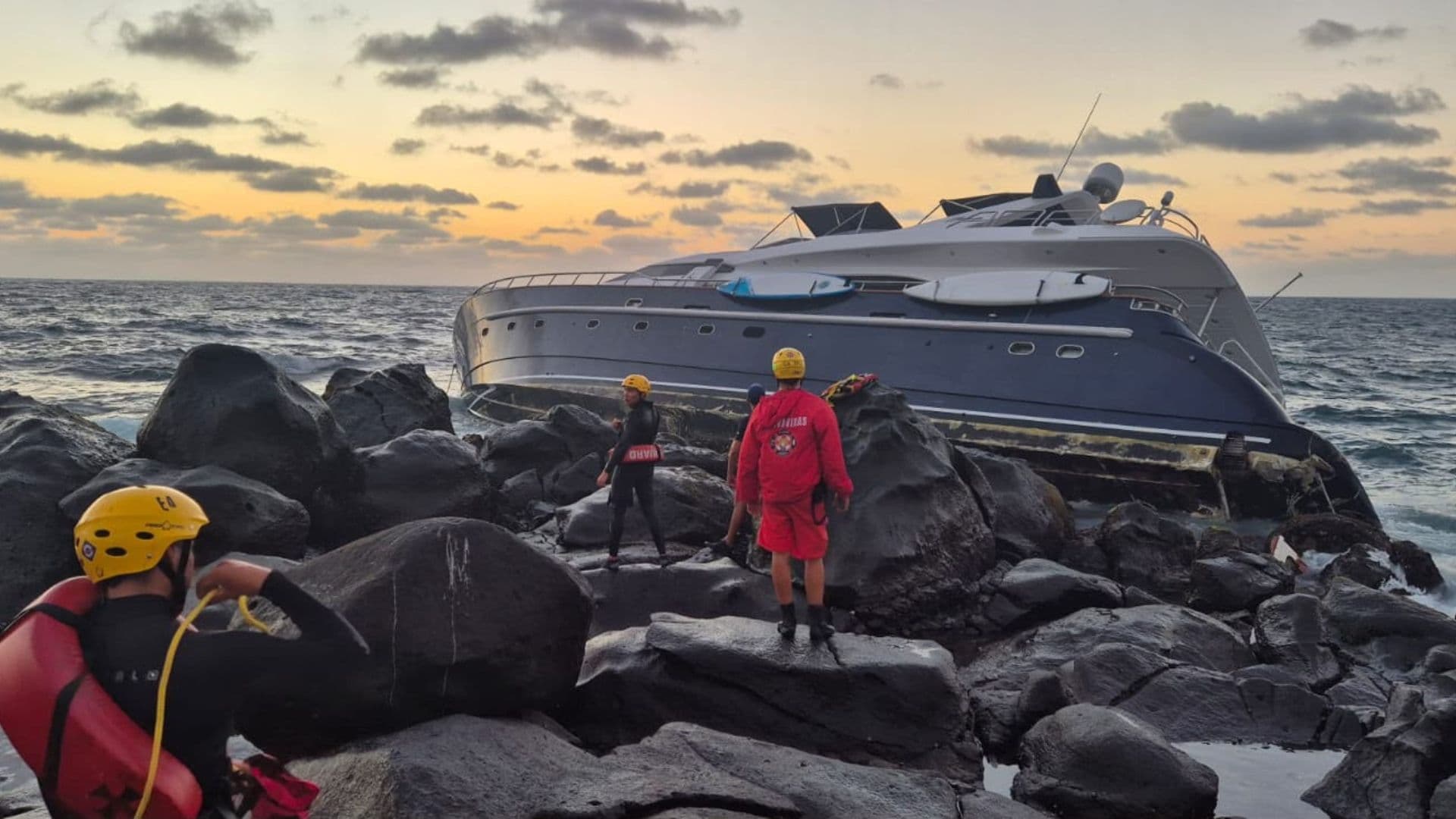 Rescatan a Personas Atrapadas Dentro de un Yate Encallado en Ensenada, BC
