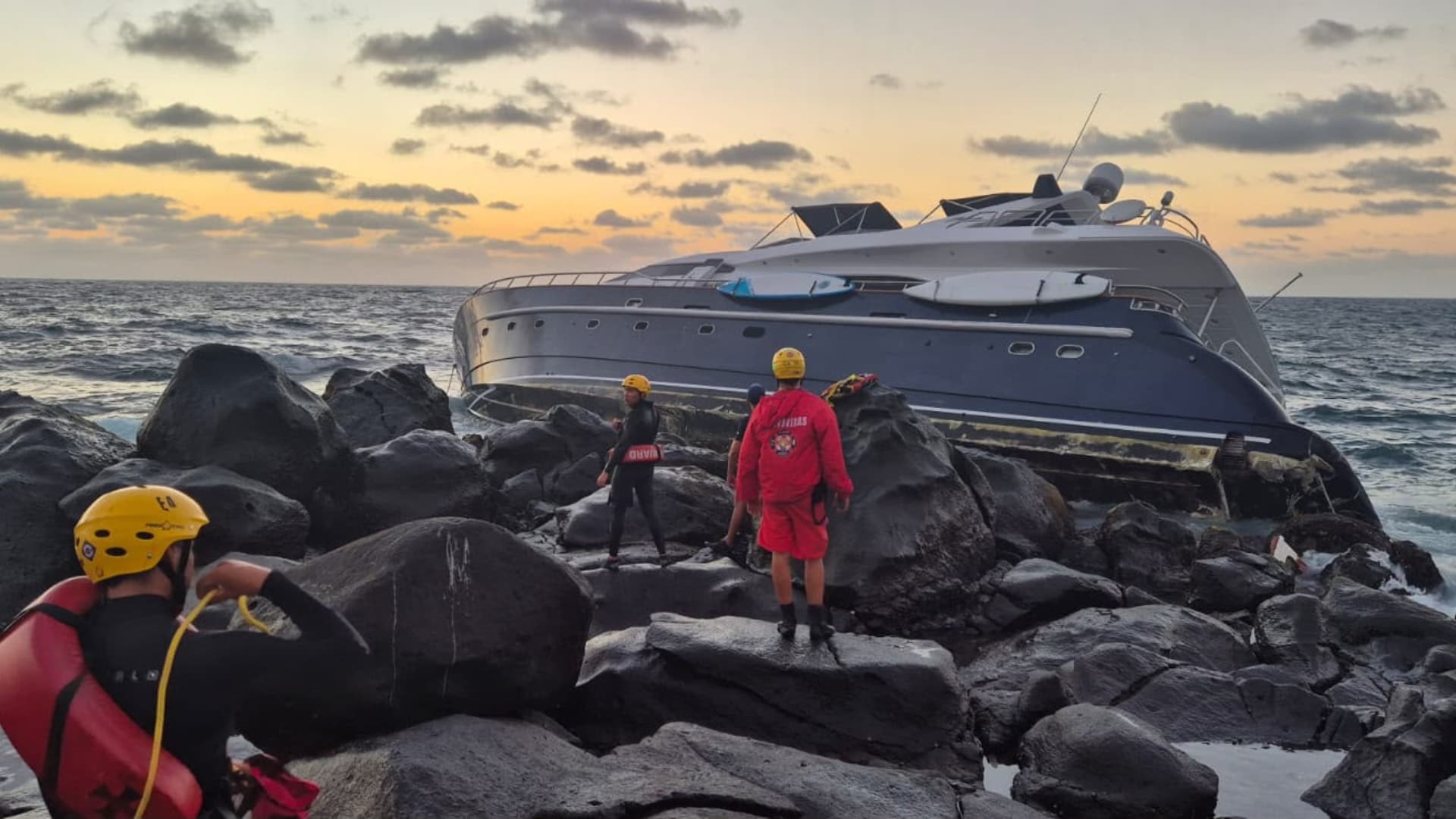Rescatan a Personas Atrapadas Dentro de un Yate Encallado en Ensenada, BC