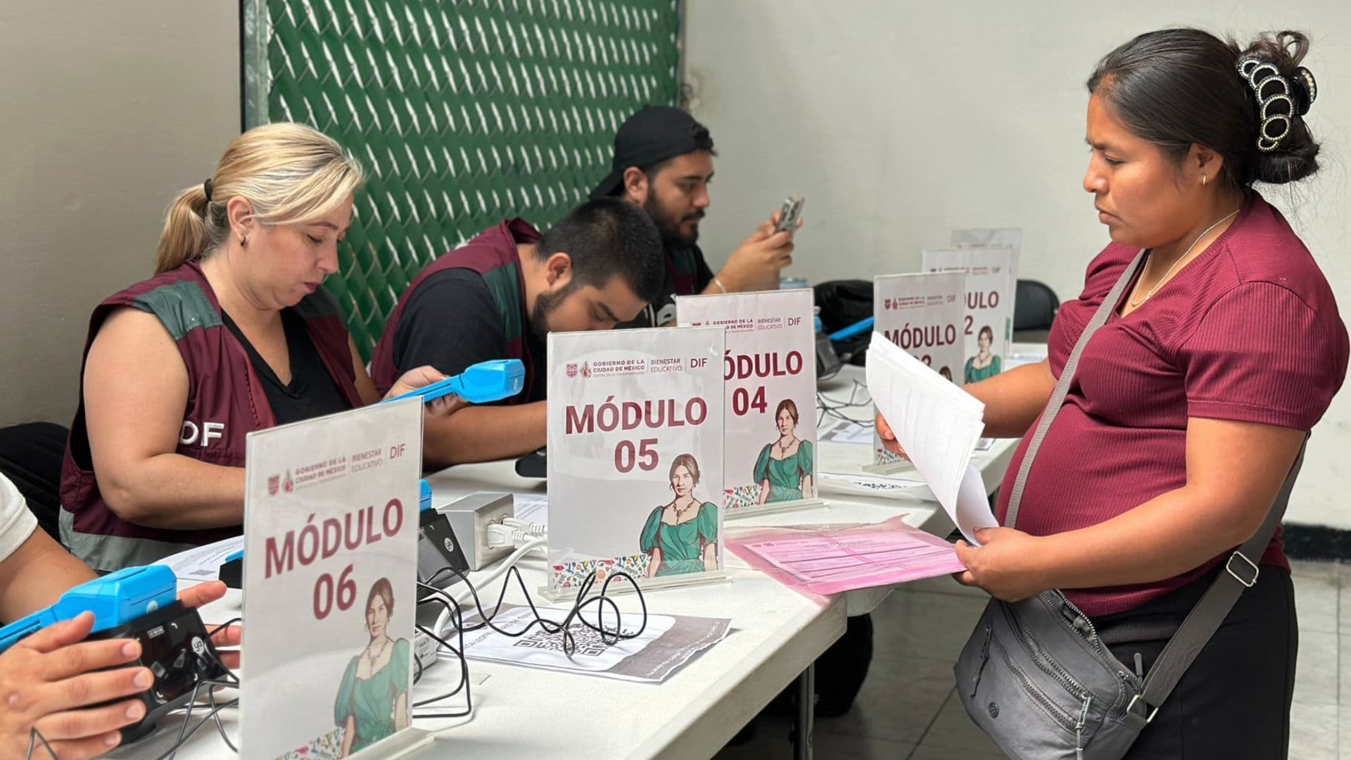 Entrega de Tarjetas para Apoyo de Uniformes y Utiles Escolares 2026.