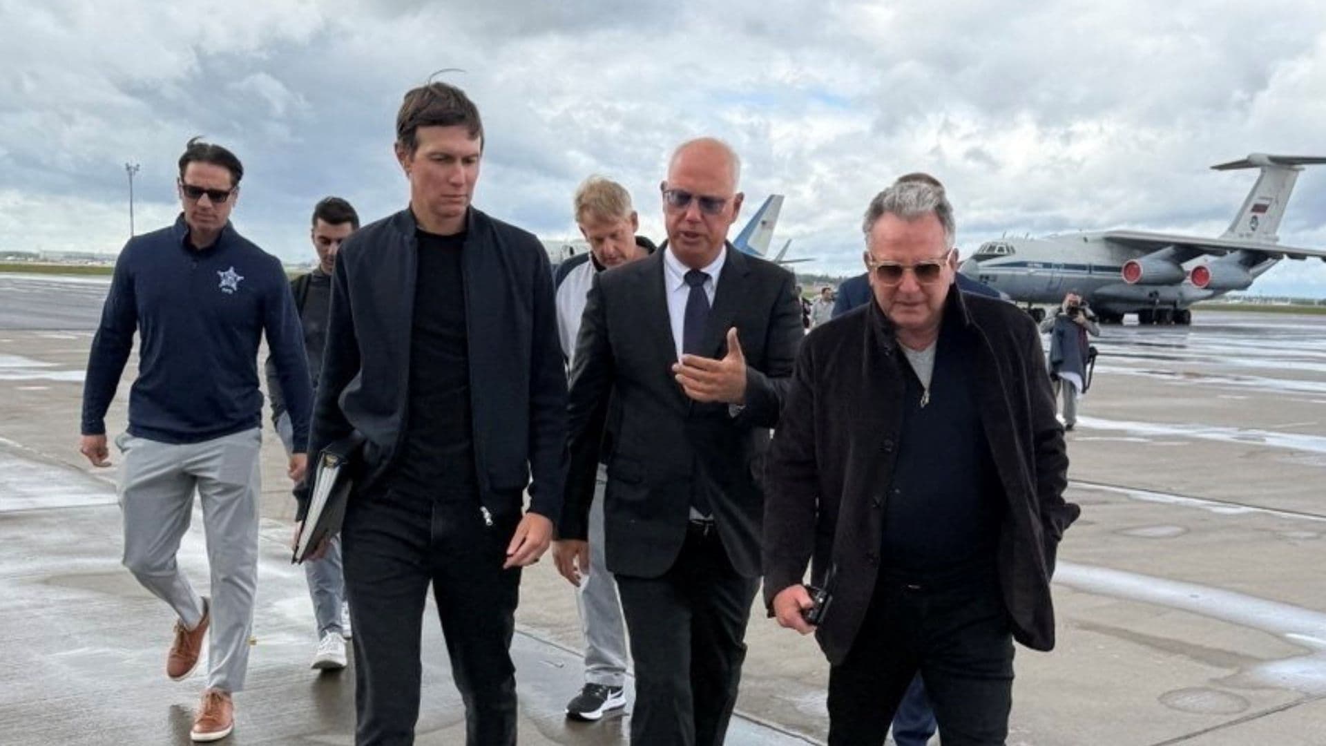 Kirill Dmitriev camina junto a Jared Kushner y Steve Witkoff a su llegada al Aeropuerto Internacional de Vnúkovo en Moscú.