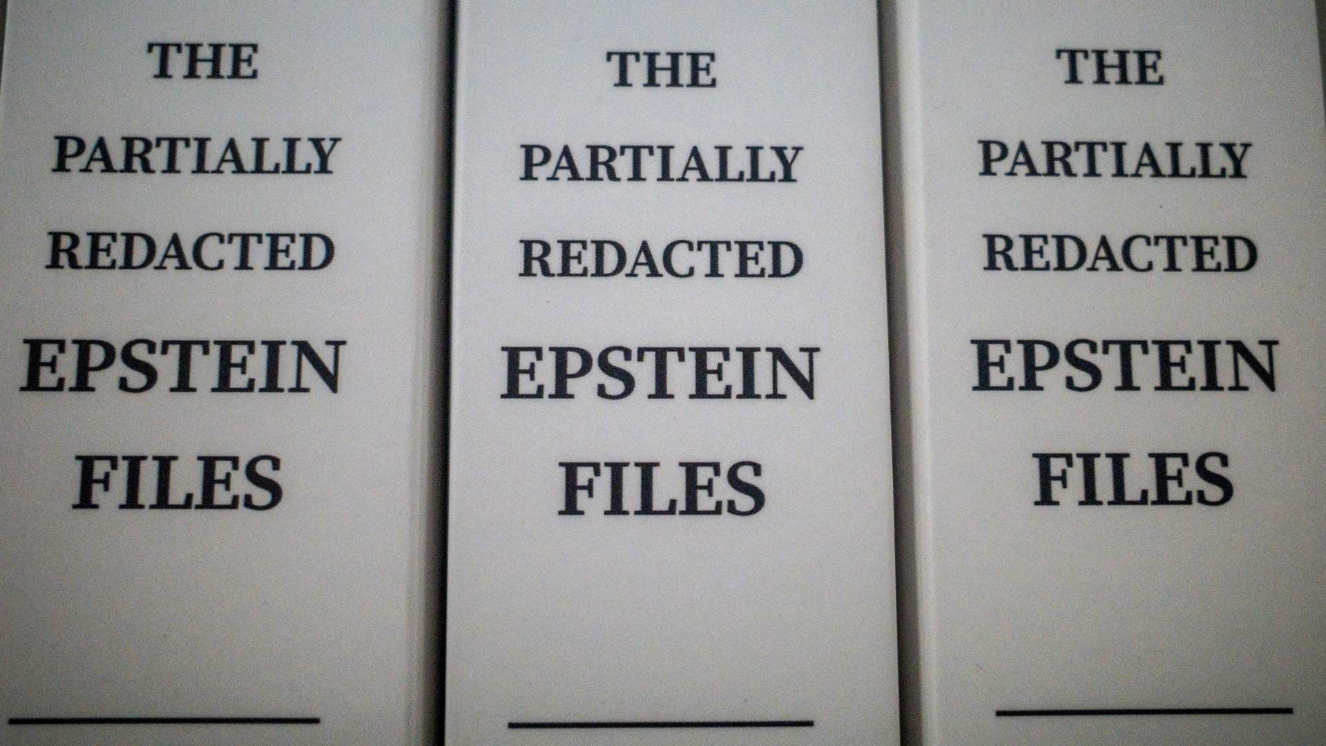 Archivos de Epstein expuestos al público en Nueva York, EUA, el 8 de mayo de 2026. Foto: Reuters