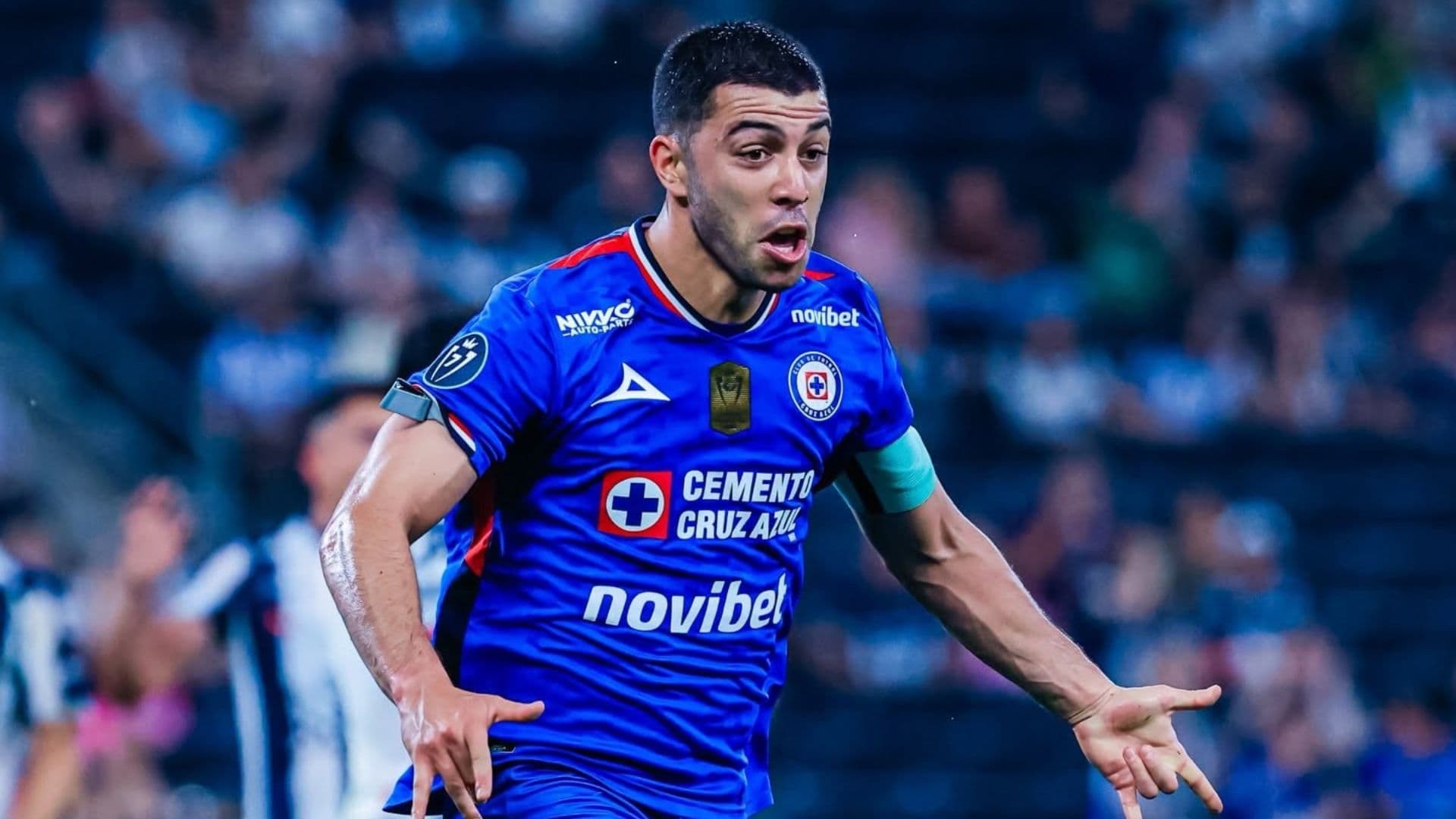 Erik Lira ha brillado con Cruz Azul y con la Selección Mexicana, lo que ha llamado la atención de clubes internacionales.