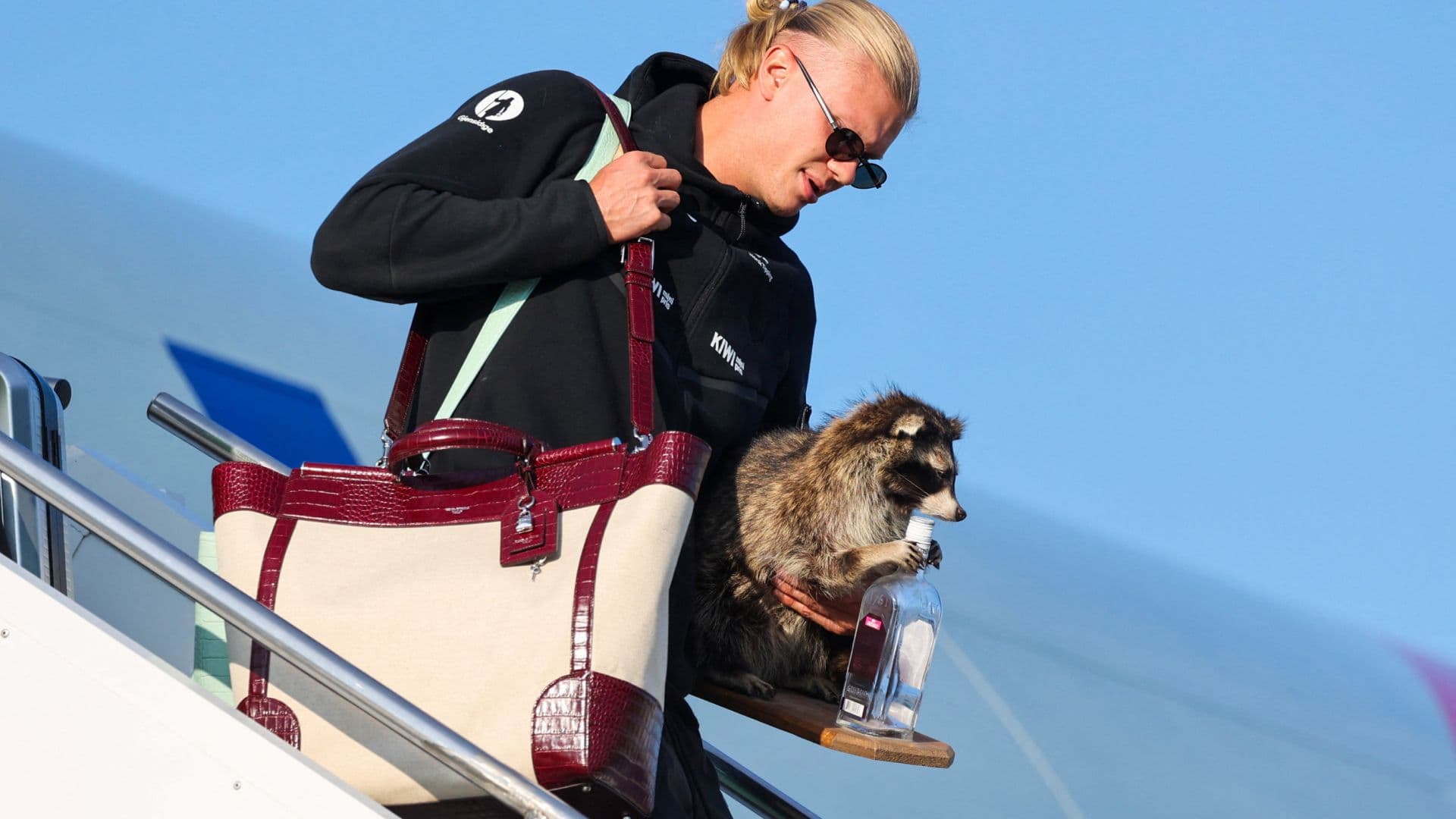 Haaland Regresa a Noruega con un Mapache: 90 Mil Hacen “El Remo” tras Recibirlos la Realeza