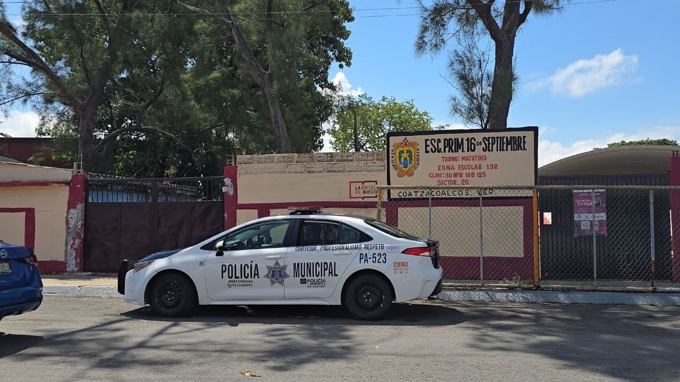 Movilización policial en escuela de Coatzacoalcos. Foto: N+