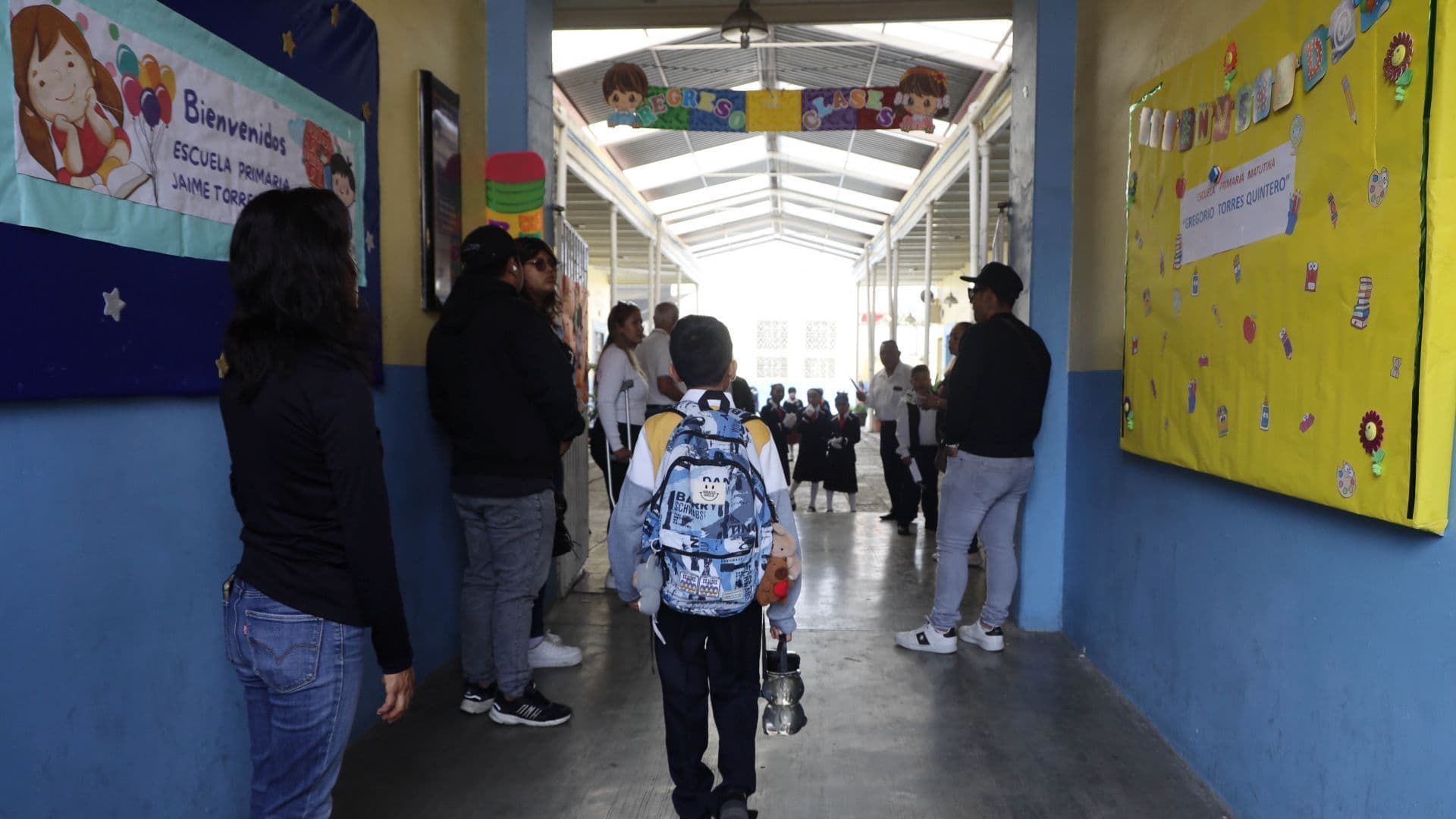 Estudiantes ingresan a una escuela primaria en Oaxaca