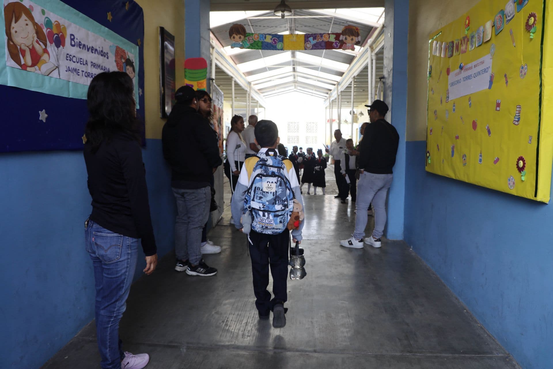 Estudiantes ingresan a una escuela primaria en Oaxaca