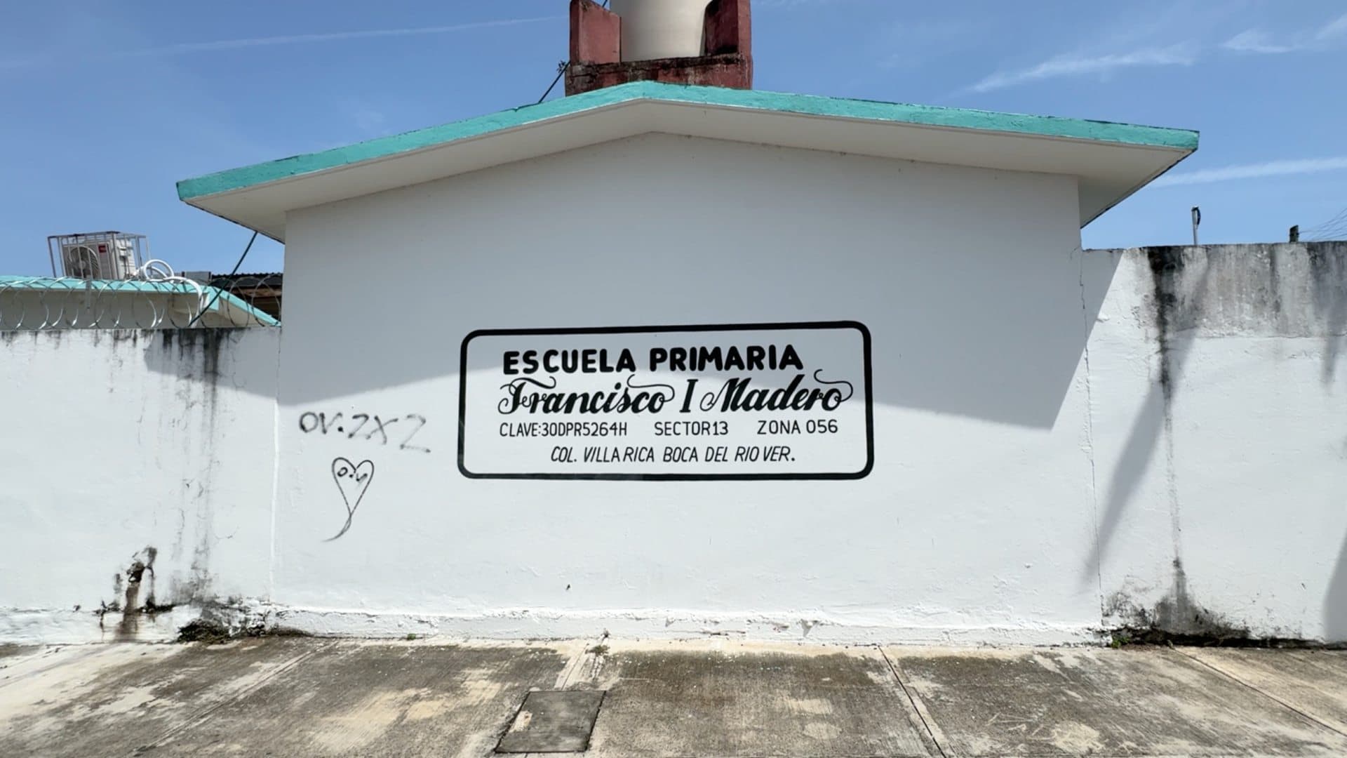 CFE multó a escuela y pese a pagarla no les conecta el servicio eléctrico