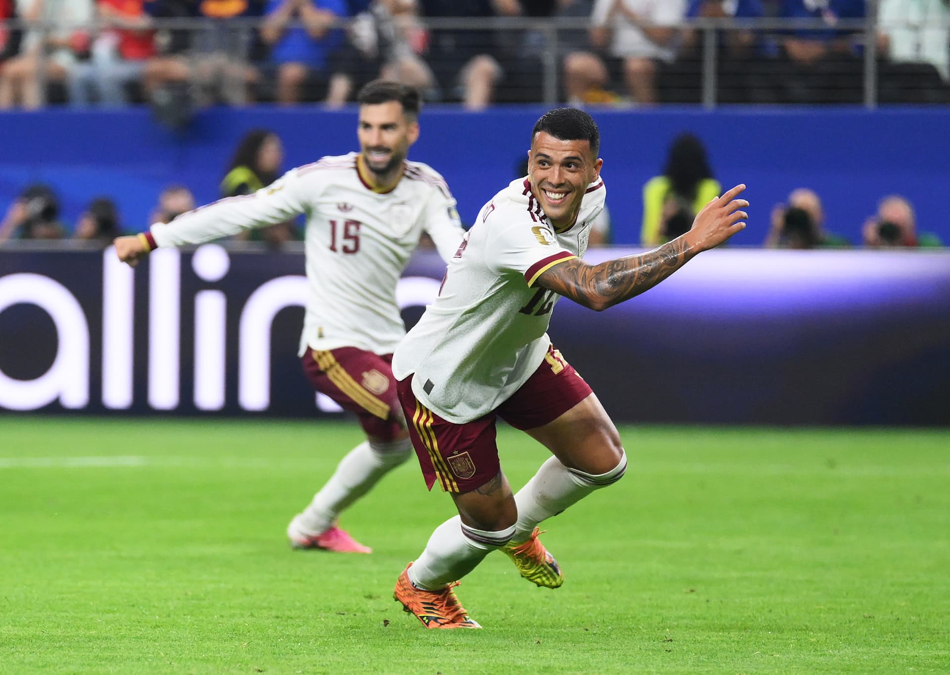 Pedro Porro celebra su gol en el Francia vs España del Mundial 2026.