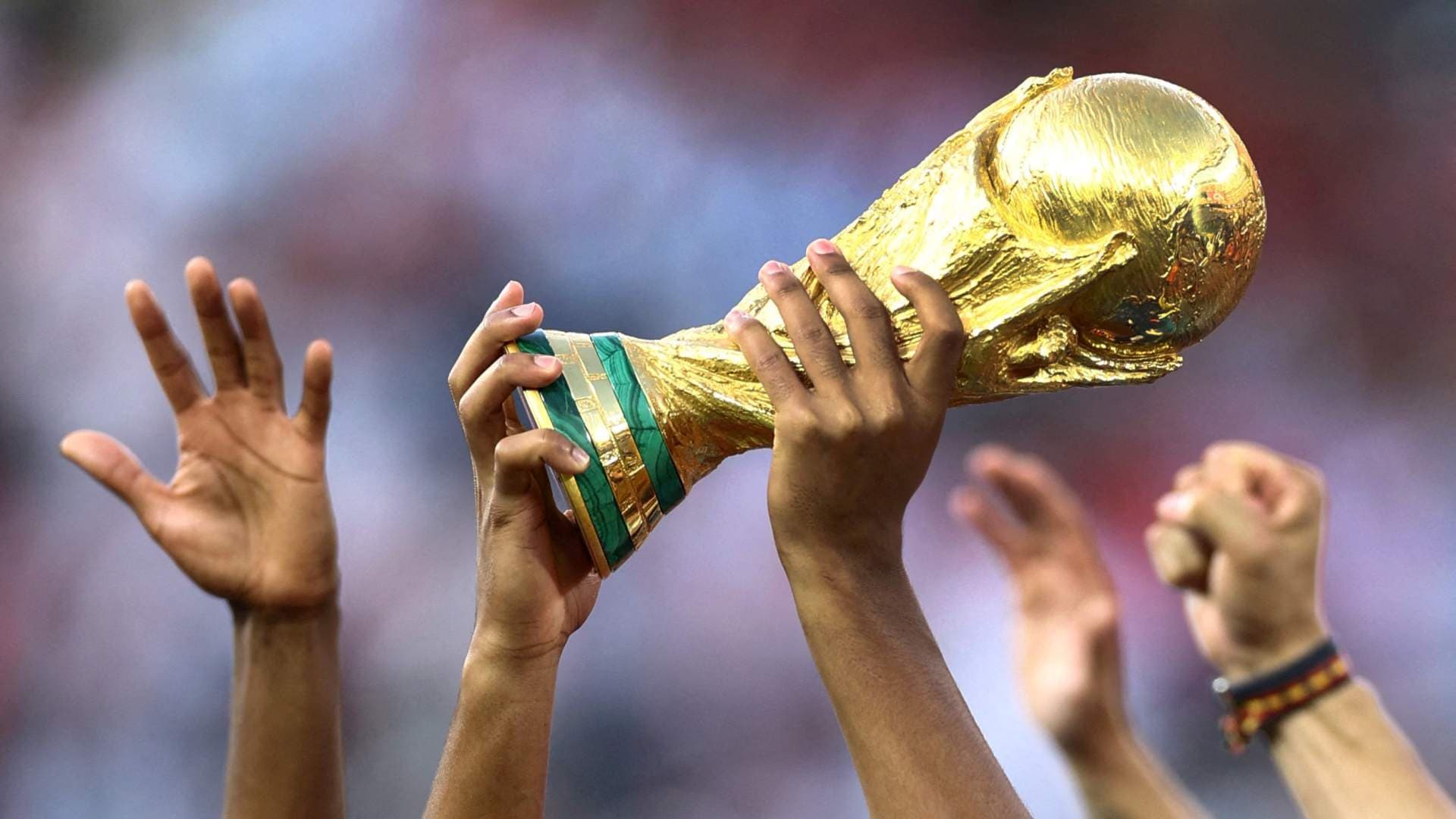 Jugadores españoles levantan el trofeo de la Copa Mundial mientras celebran la victoria. Foto: Reuters