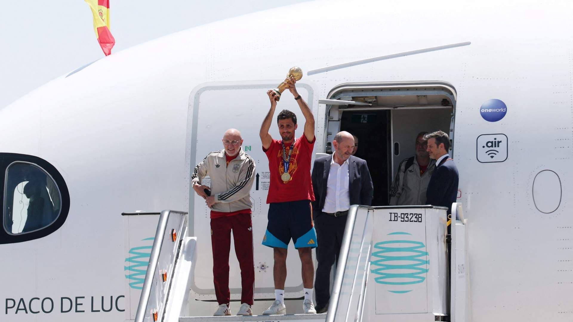 Los jugadores de España regresan a Madrid tras ganar la Copa del Mundo. Rodri muestra el trofeo. Foto: Reuters