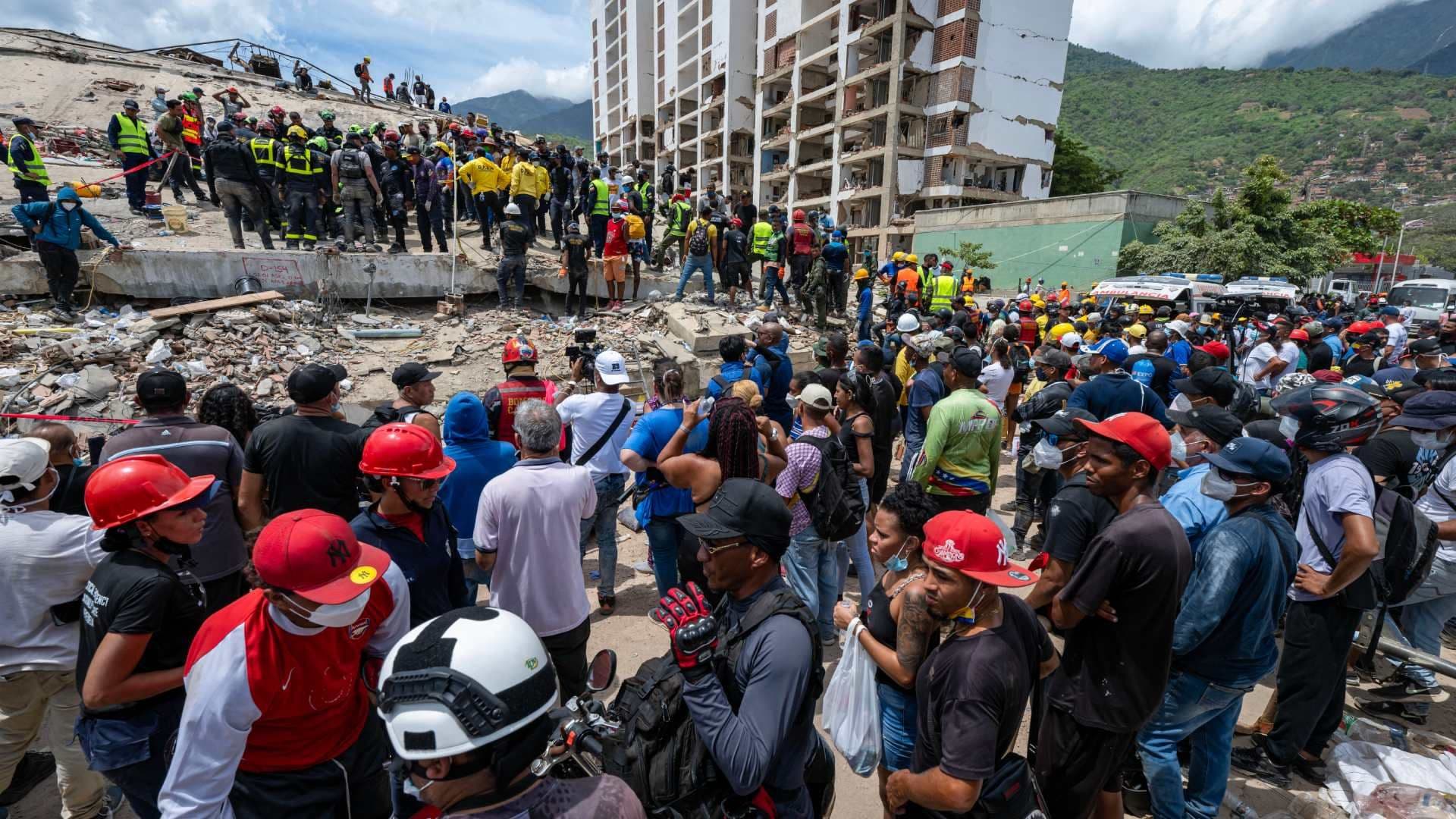 Rescatistas trabajan en uno de los edificios colapsados. Foto: AFP