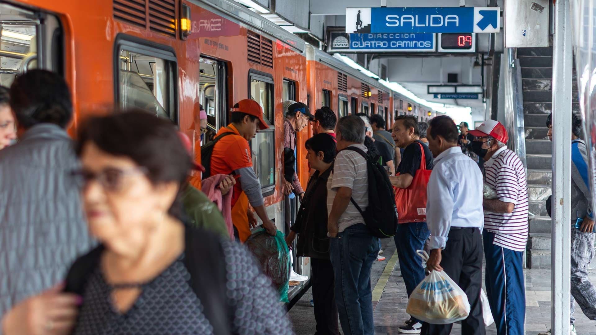 Usuarios del Metro en la Línea 2
