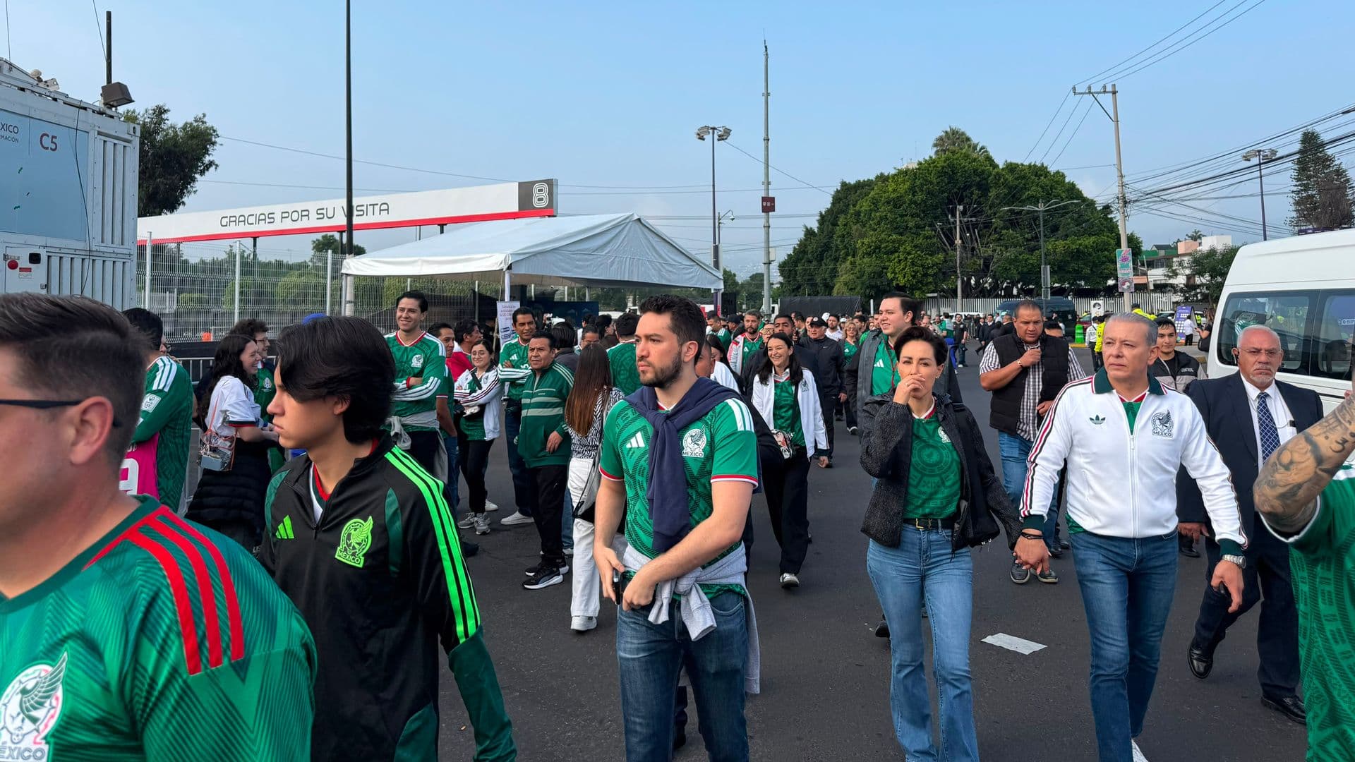 Aficionados llegan al estadio CDMX