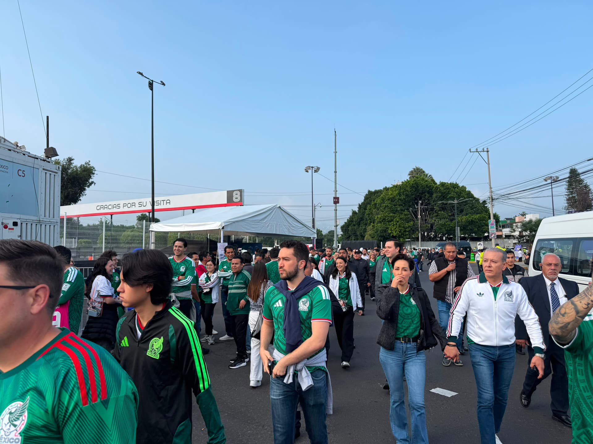 Aficionados llegan al estadio CDMX