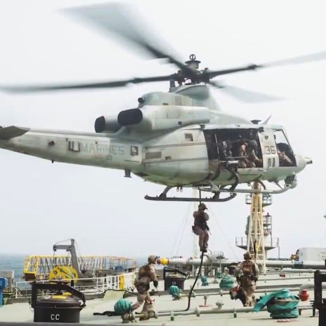 Marines realizan labores de vigilancia en el estrecho de Ormuz