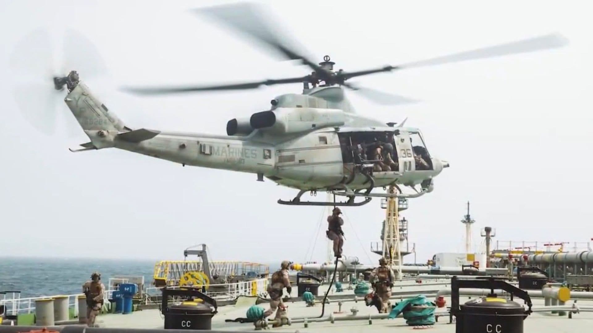 Marines realizan labores de vigilancia en el estrecho de Ormuz