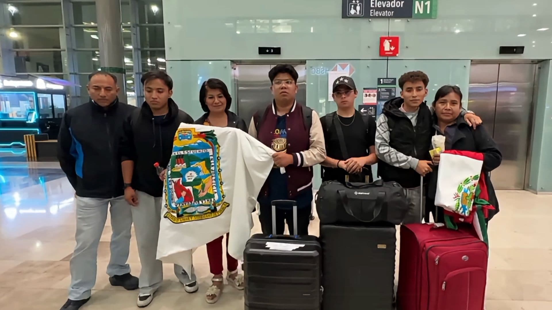 Alumnos de la Universidad Tecnológica de Huejotzingo regresan a casa tras sismo en Colombia.