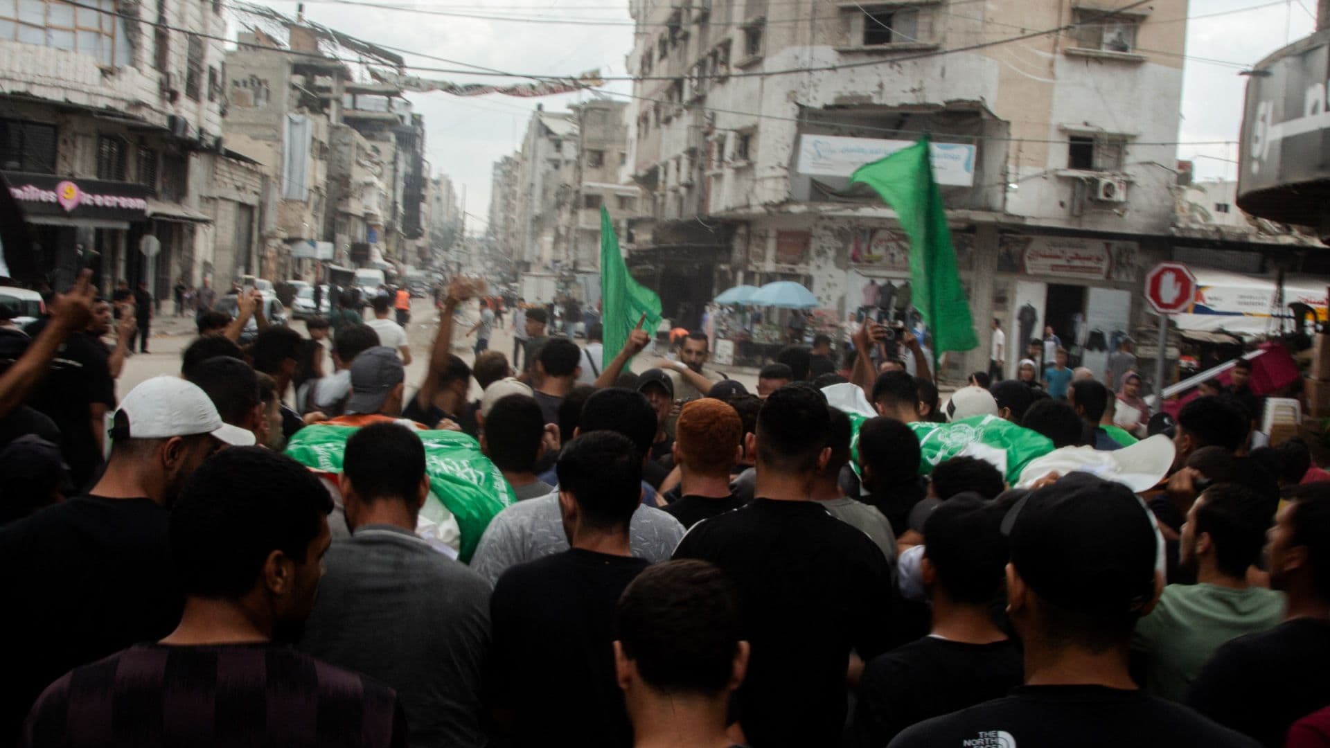 Palestinos transportan cuerpos envueltos en banderas de Hamás
