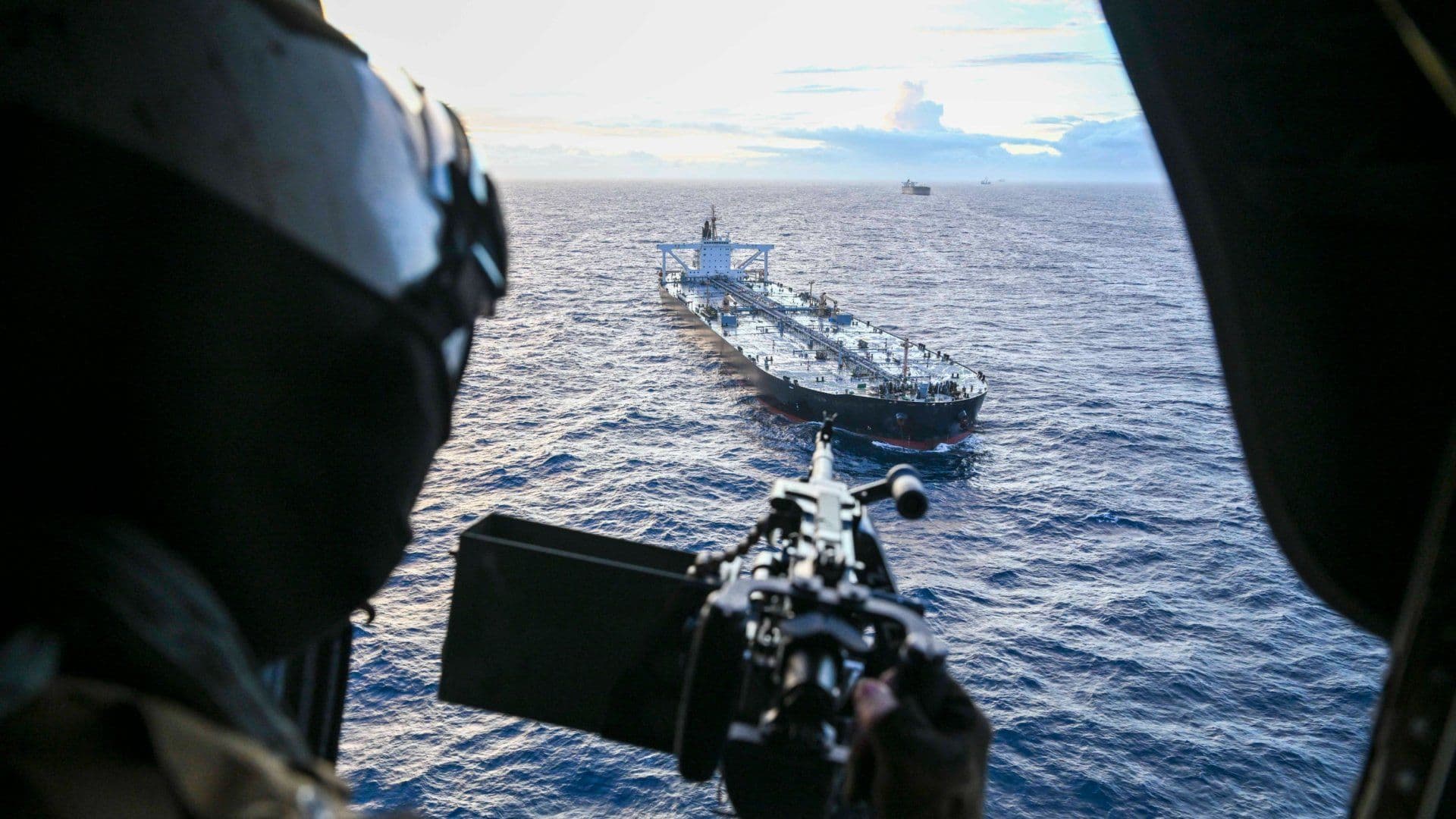 EUA Intercepta y Aborda Buque Ligado a Irán en el Indo-Pacífico