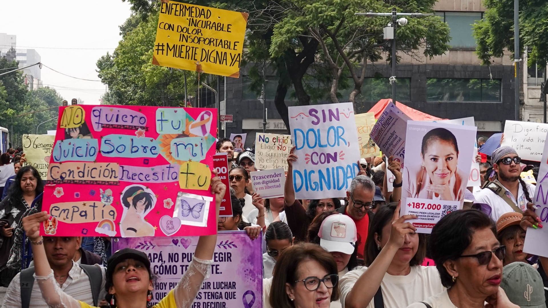 Colectivos durante la primera manifestación por una muerte digna y eutanasia en la CDMX