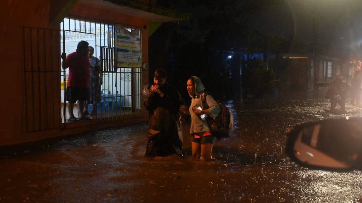 La lluvia y el viento causan estragos en Coatzacoalcos. Las autoridades evacúan colonias ante el aumento del río
