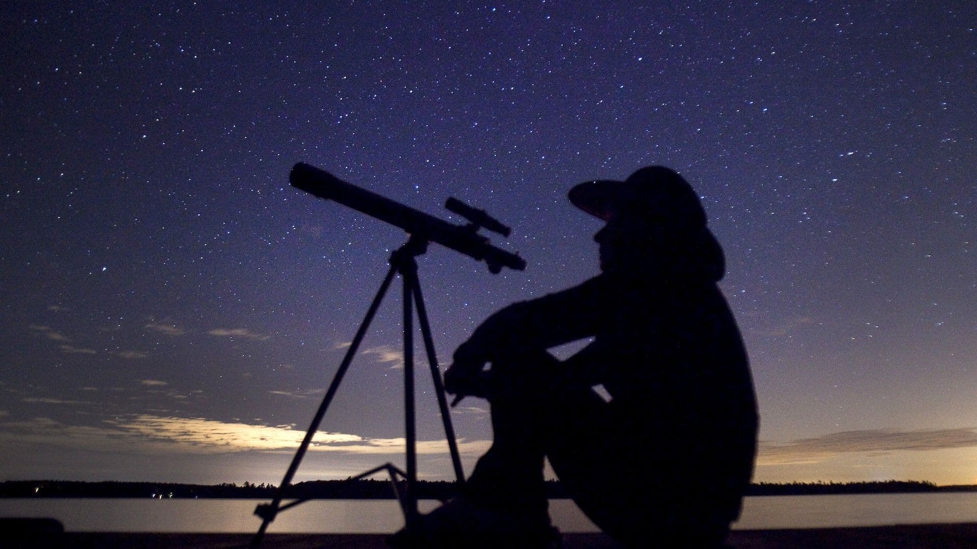 Sujeto mira por un telescopio