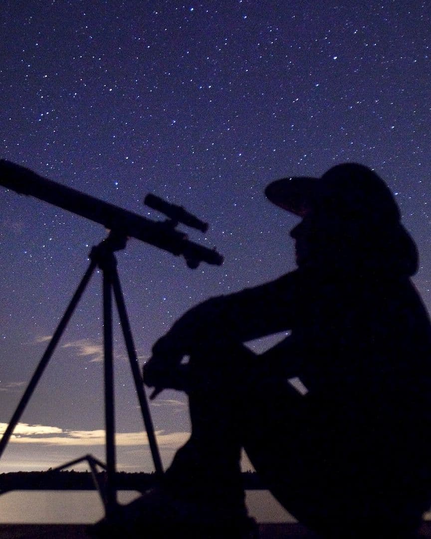 Sujeto mira por un telescopio