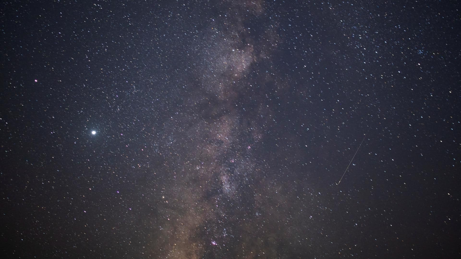 Lluvia de Estrellas Perseidas: Un meteoro cruza el cielo nocturno entre las estrellas durante la lluvia anual de las Perseidas.