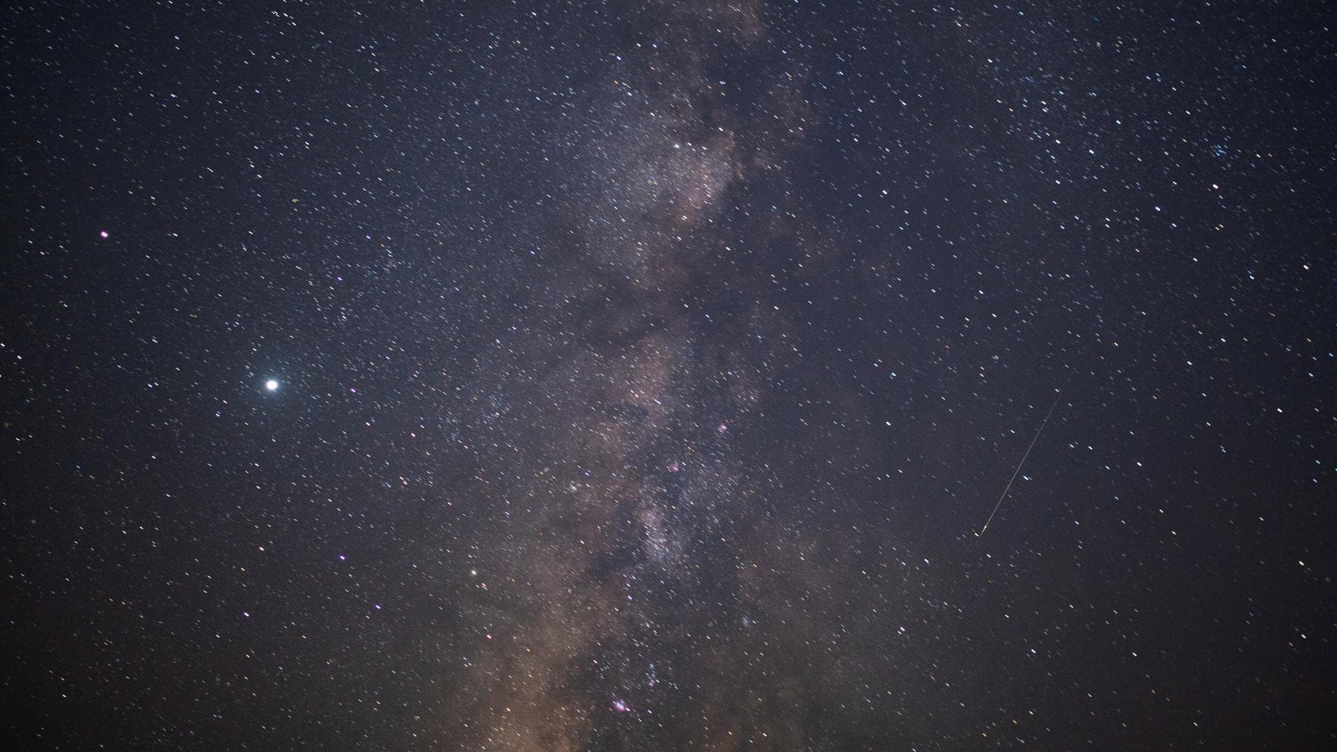 Lluvia de Estrellas Perseidas: Un meteoro cruza el cielo nocturno entre las estrellas durante la lluvia anual de las Perseidas.