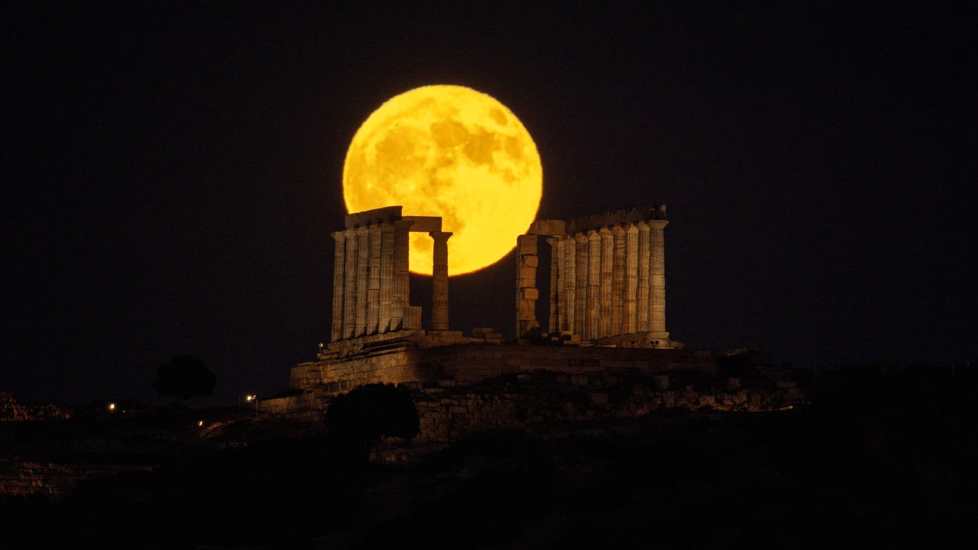 Luna llena sobre el Templo de Poseidón