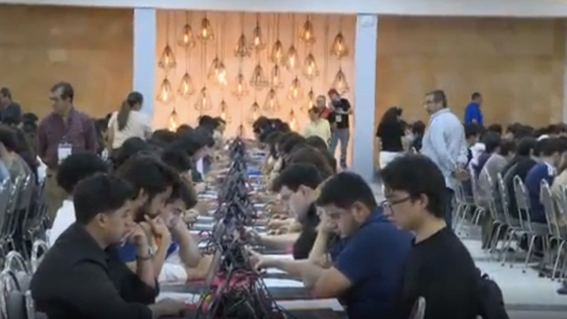 Cientos de alumnos acudieron a presentar el examen.