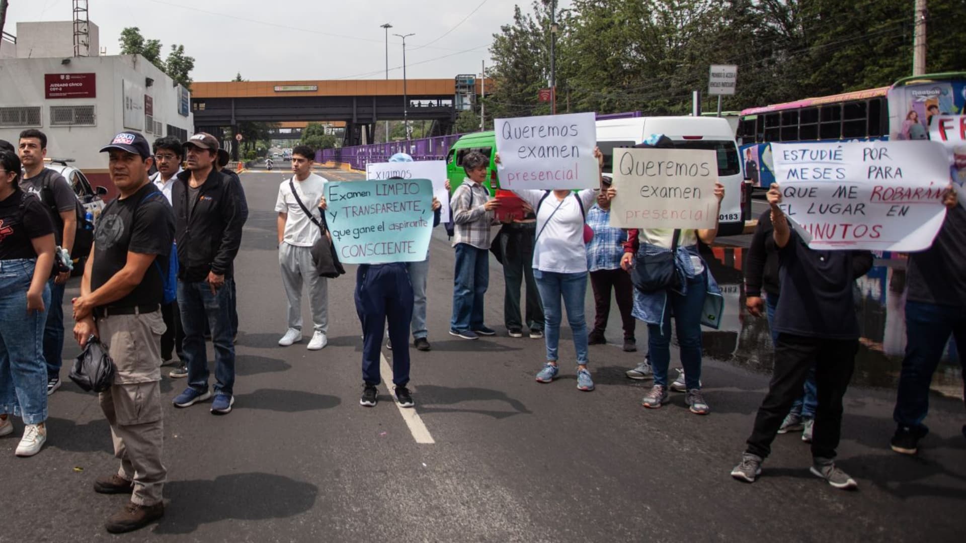 Protesta en inmediaciones del Metro Universidad en la Ciudad de México.