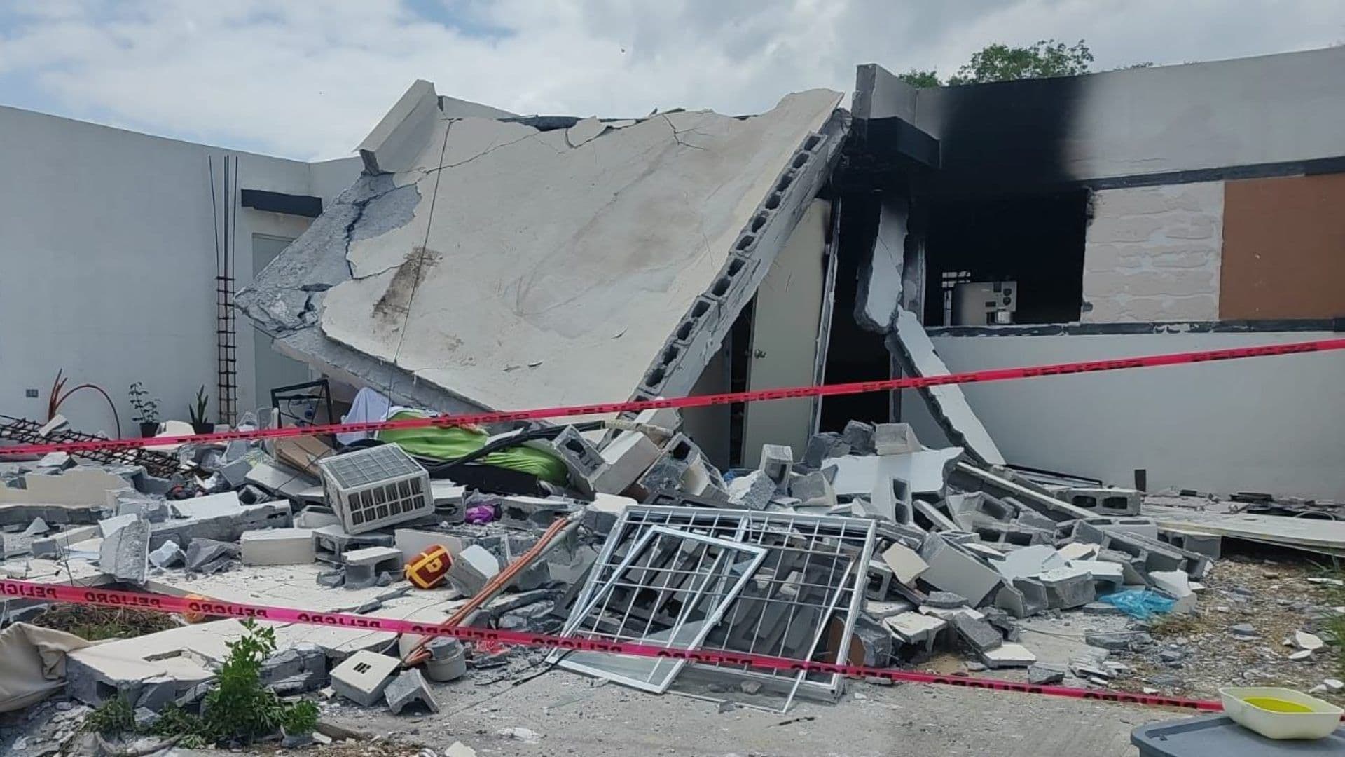 Presunta Explosión de Tanque de Gas Derrumba e Incendia Casa en Cadereyta, Nuevo León