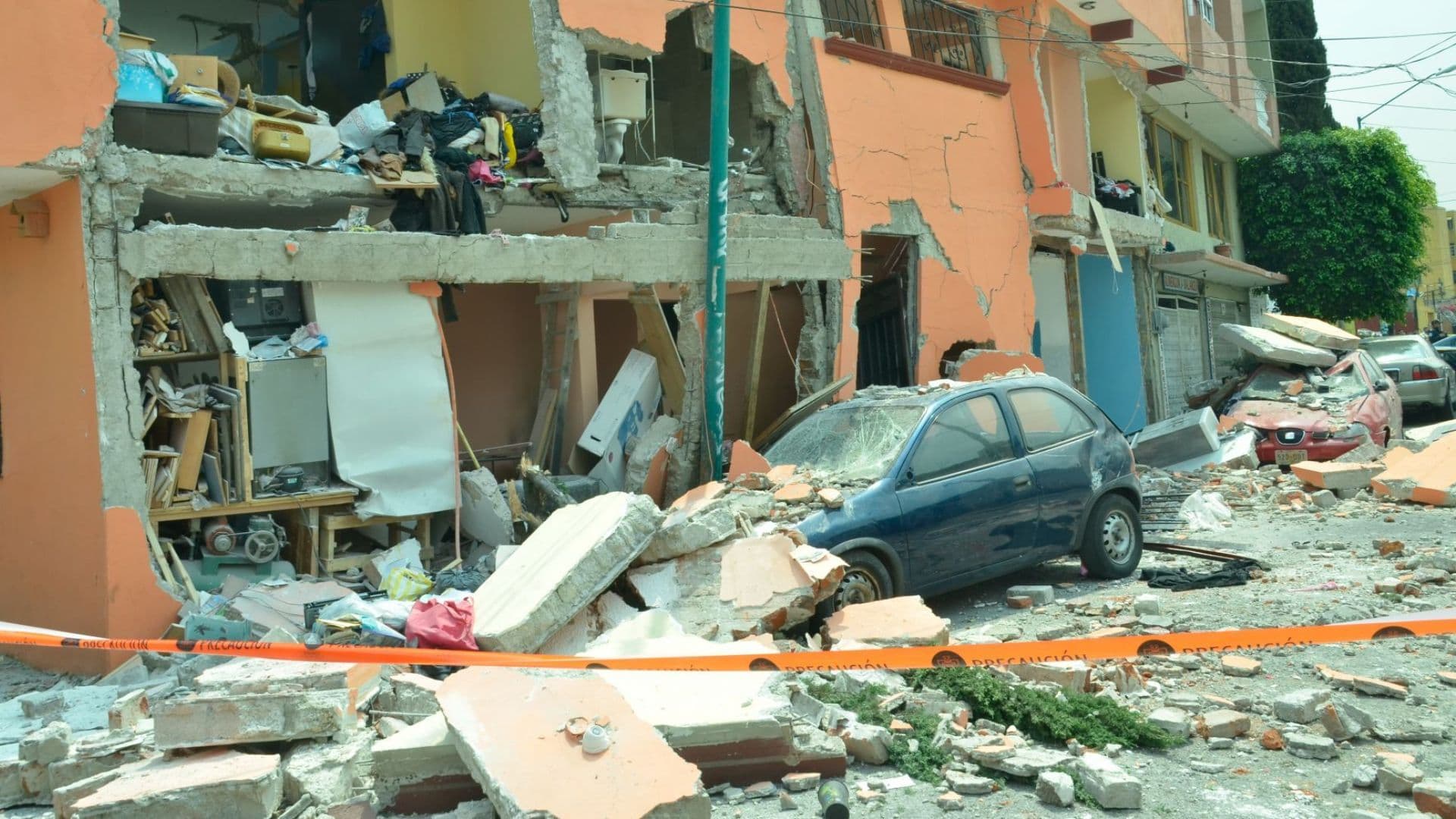 Explosión por acumulación de gas LP en una casa en Iztapalapa