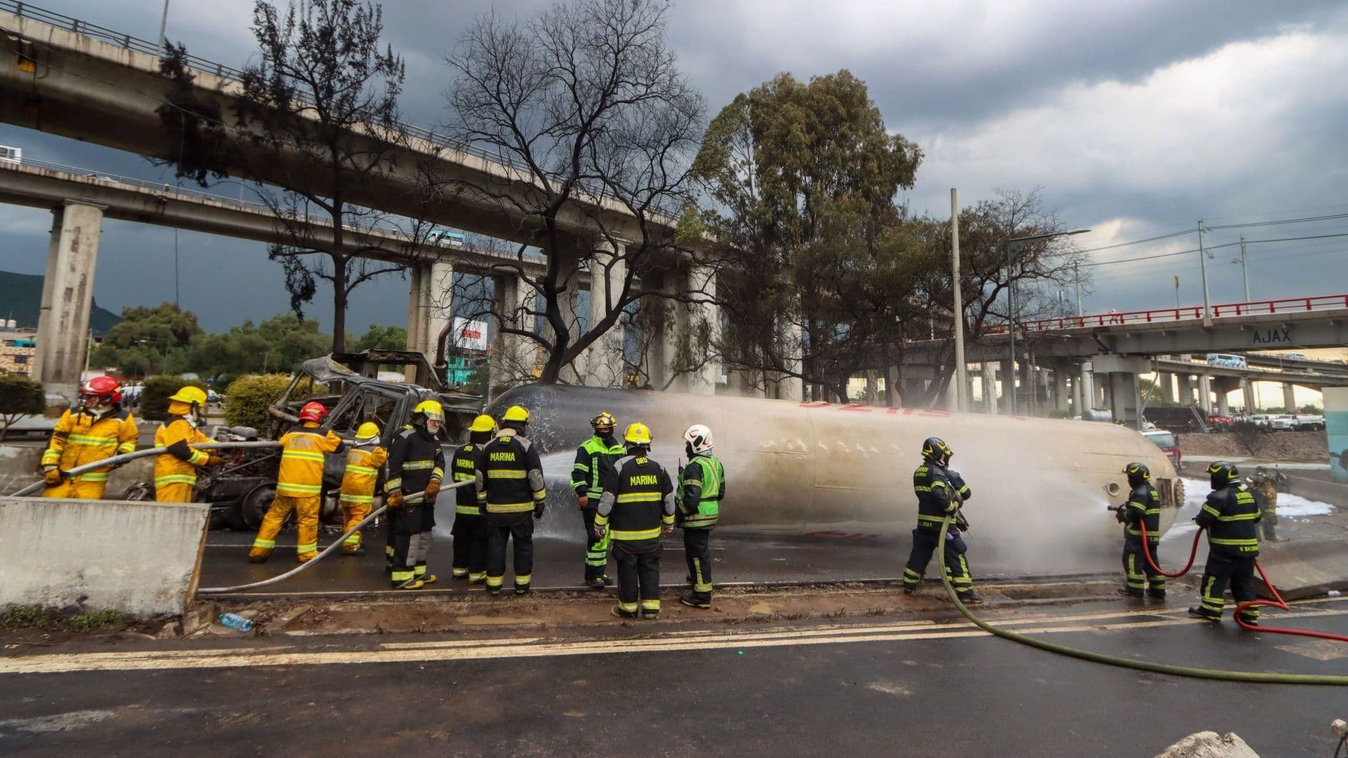 Bomberos sofocan el incendio tras la explosión de una pipa de gas en Iztapalapa, en septiembre de 2025