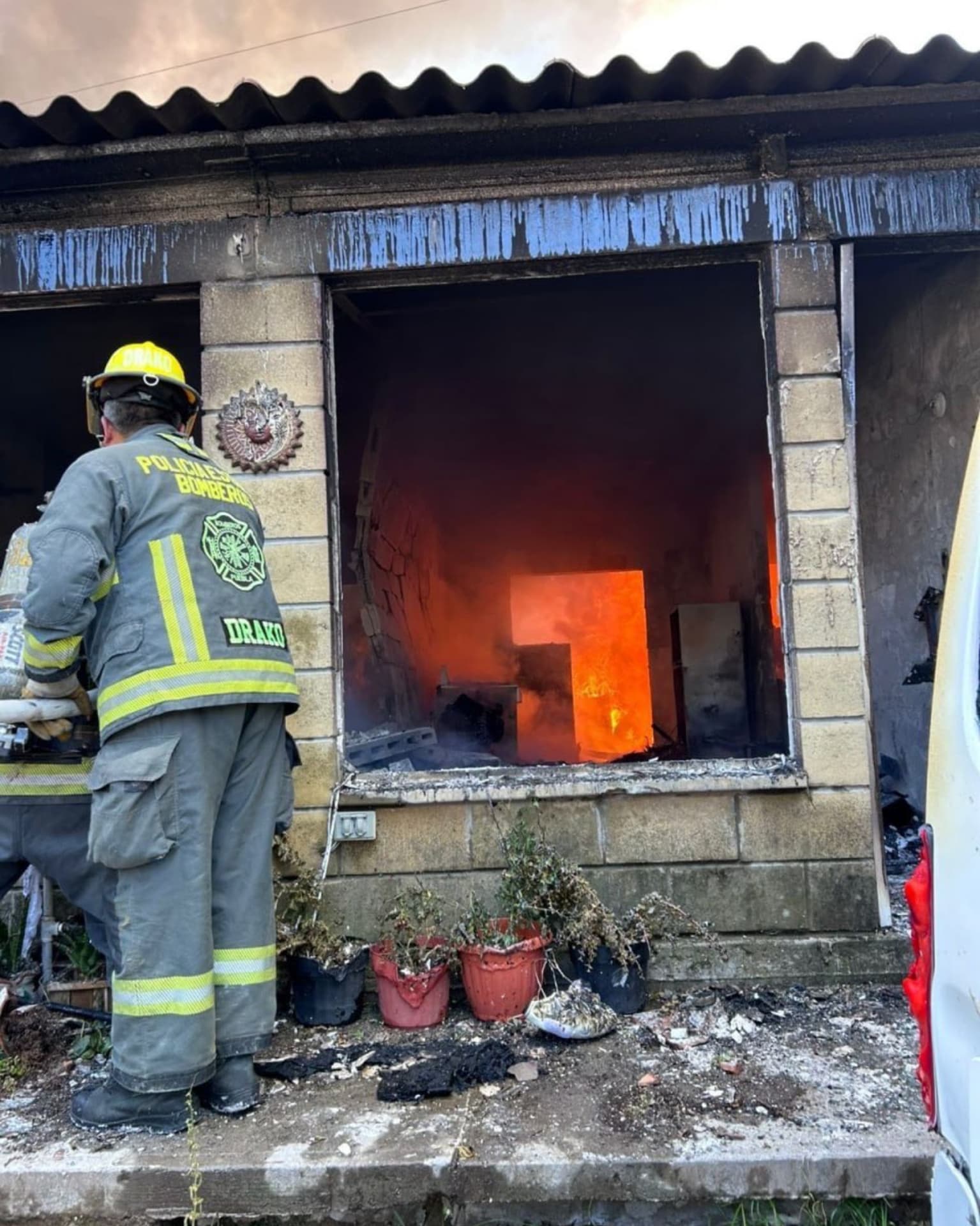 Bomberos sofocaron el incendio en Geovillas del Sur.