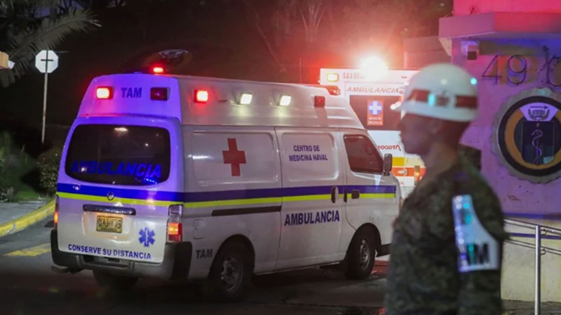 Una ambulancia llega a hospital en Colombia