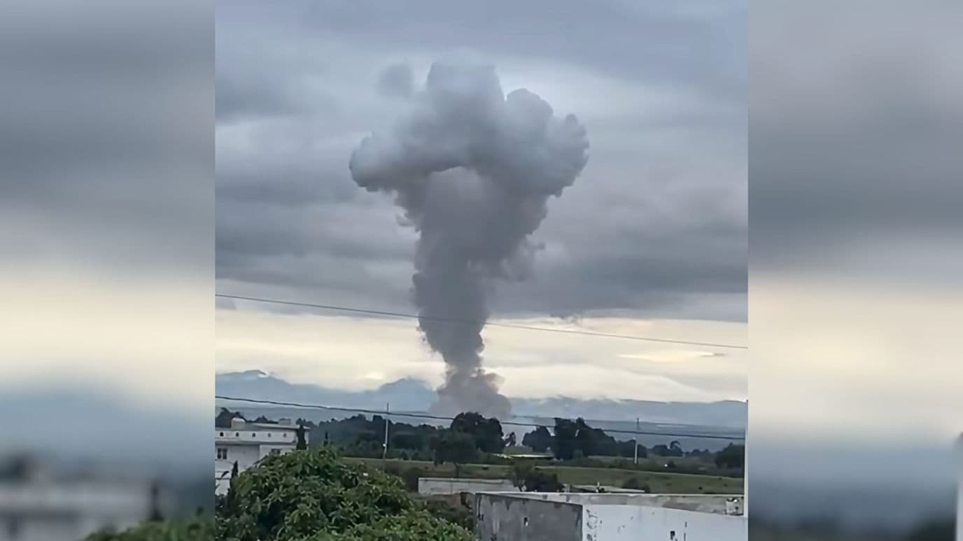 Explosión de polvorín en taller clandestino deja un muerto en Tlaxcala.