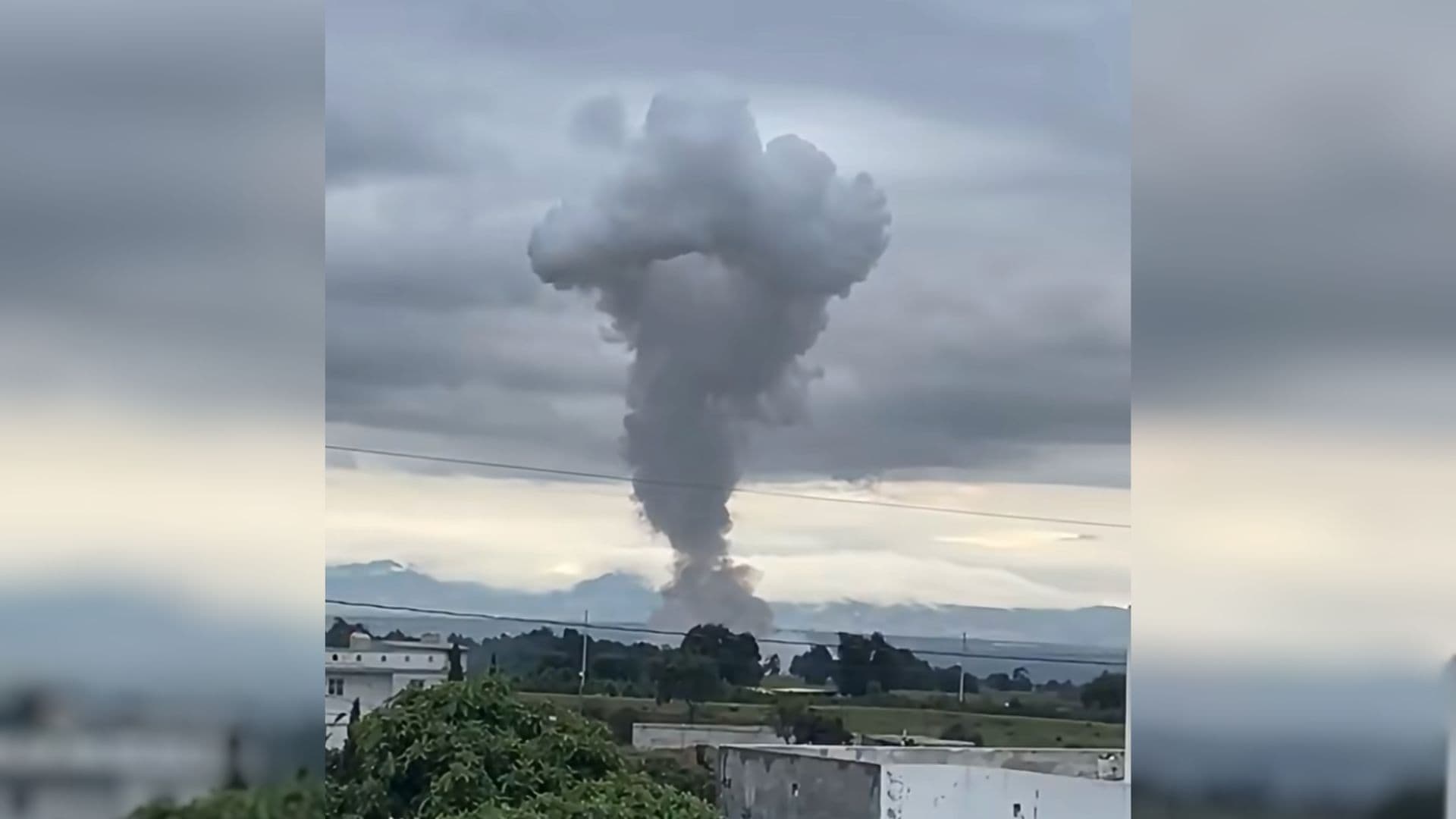 Explosión de polvorín en taller clandestino deja un muerto en Tlaxcala.