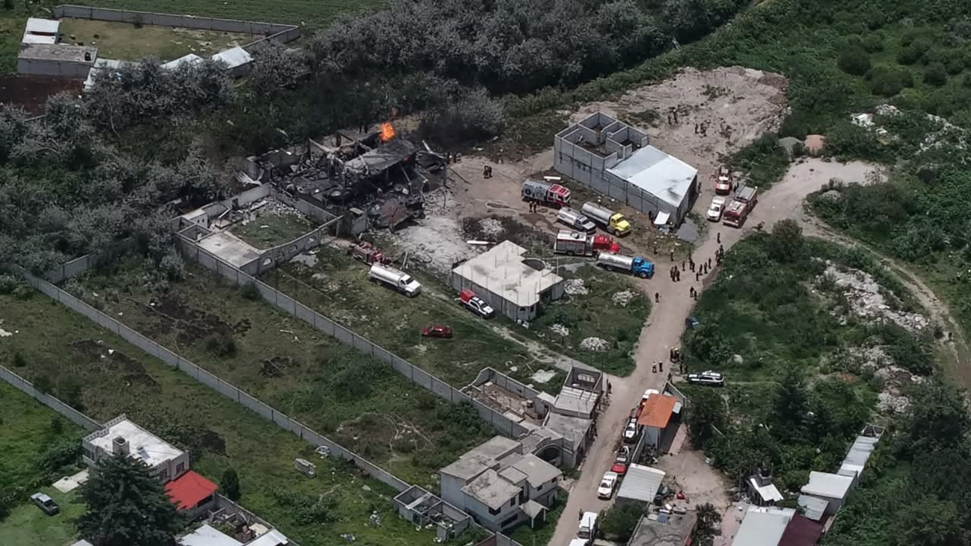 Explosión de autotanques de gas LP deja daños en inmuebles.