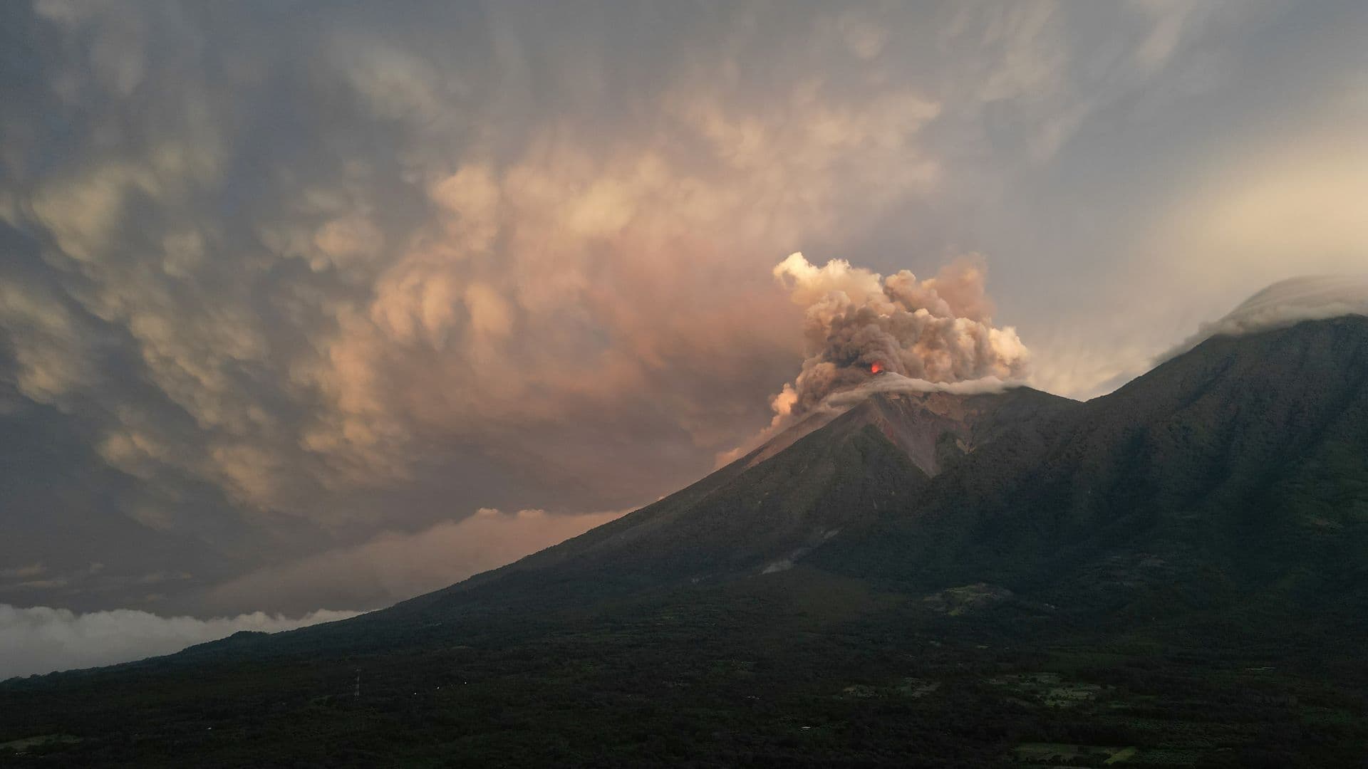 Video de Erupción del Volcán de Fuego Hoy: Momento Exacto de las Explosiones