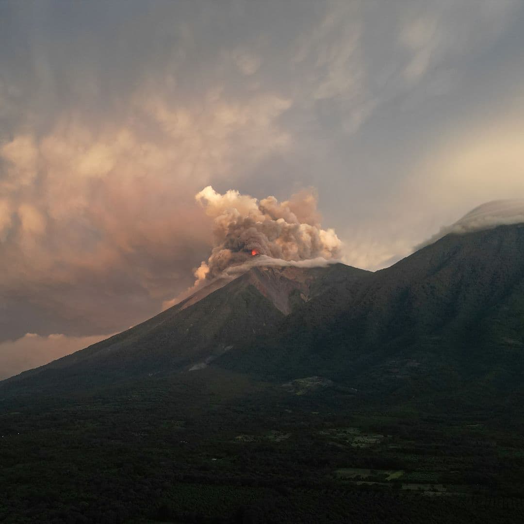 Erupción en el volcán de Fuego, en Guatemala, el  de agosto 2026.
