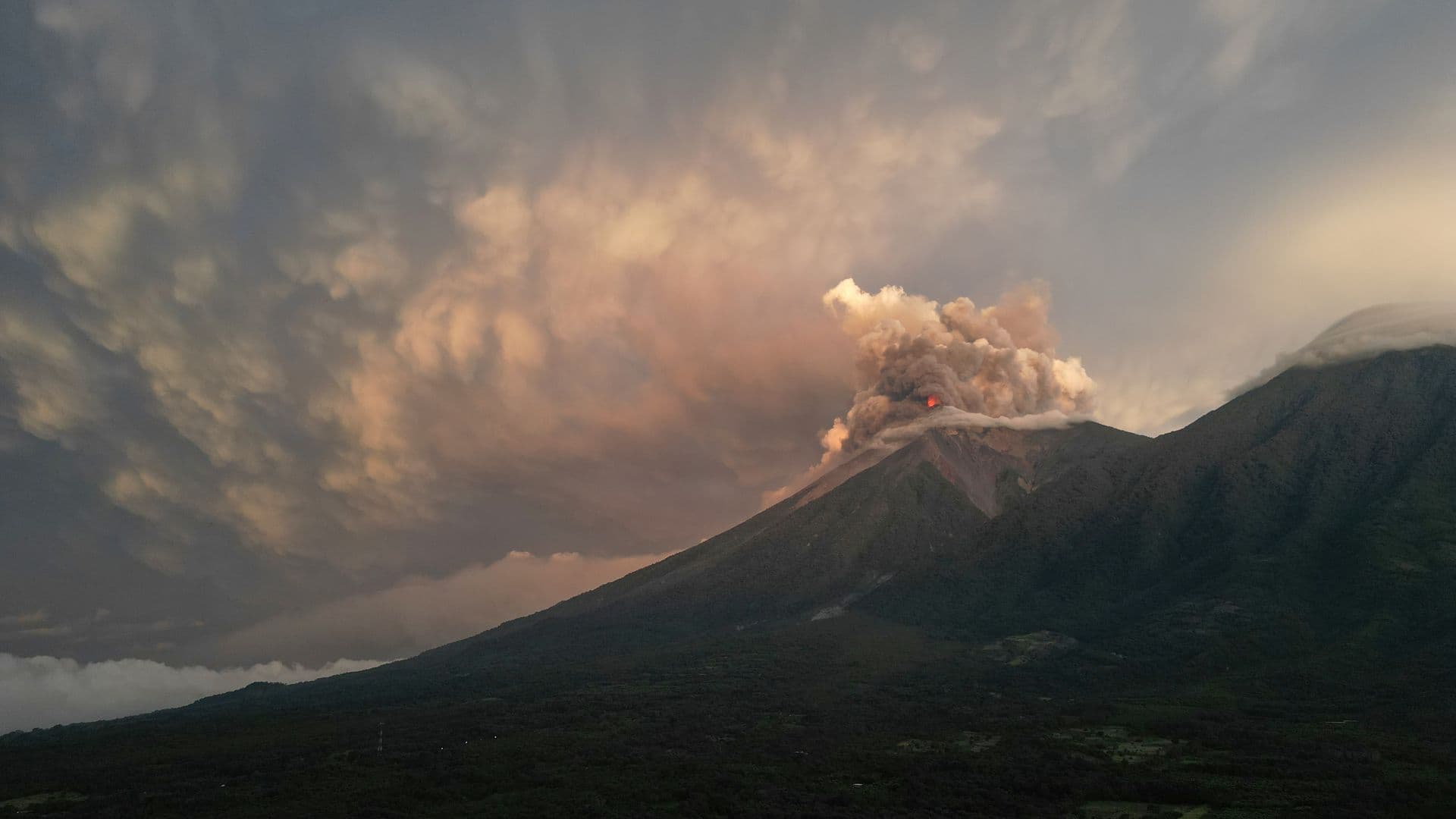Erupción en el volcán de Fuego, en Guatemala, el  de agosto 2026.