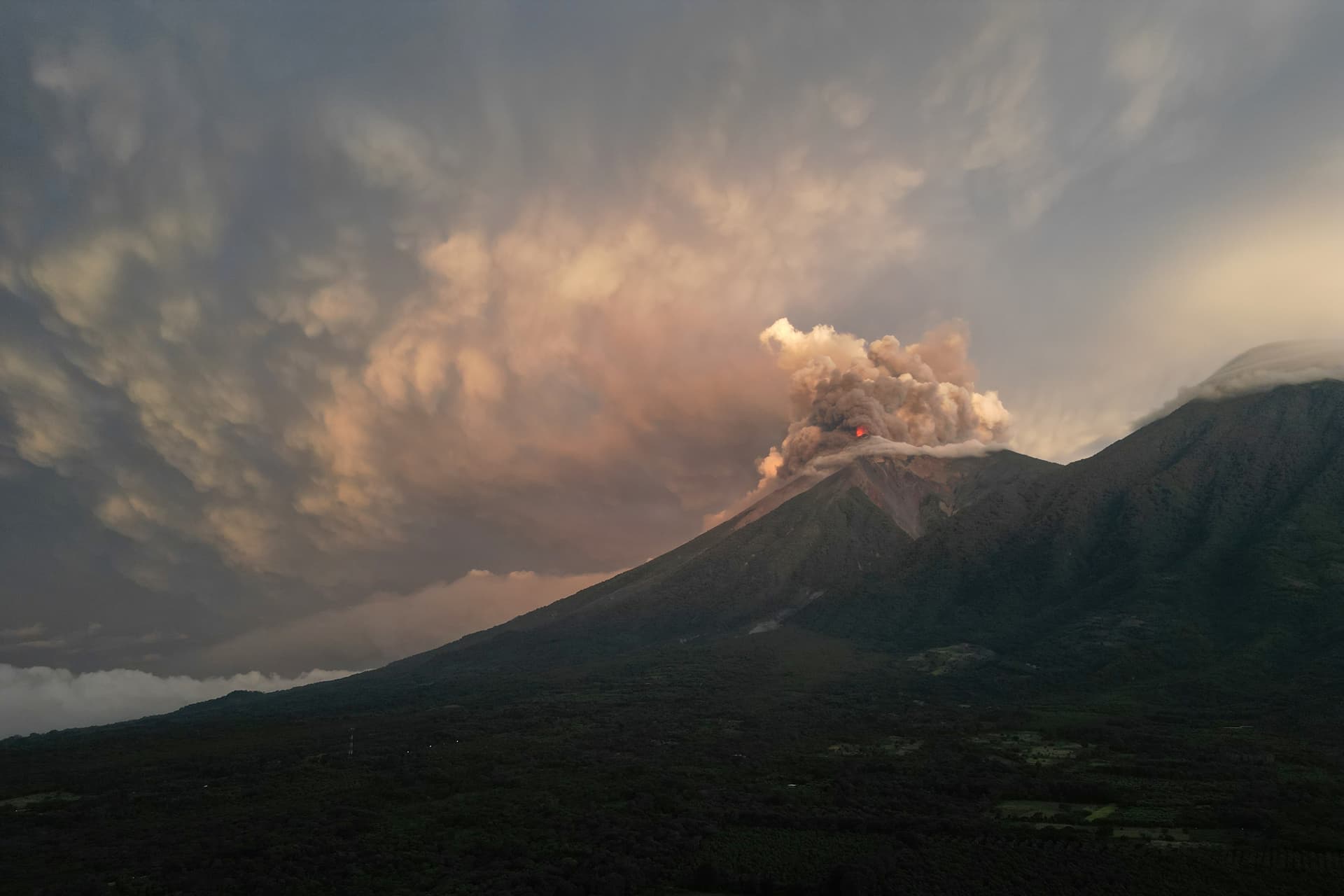 Erupción en el volcán de Fuego, en Guatemala, el  de agosto 2026.