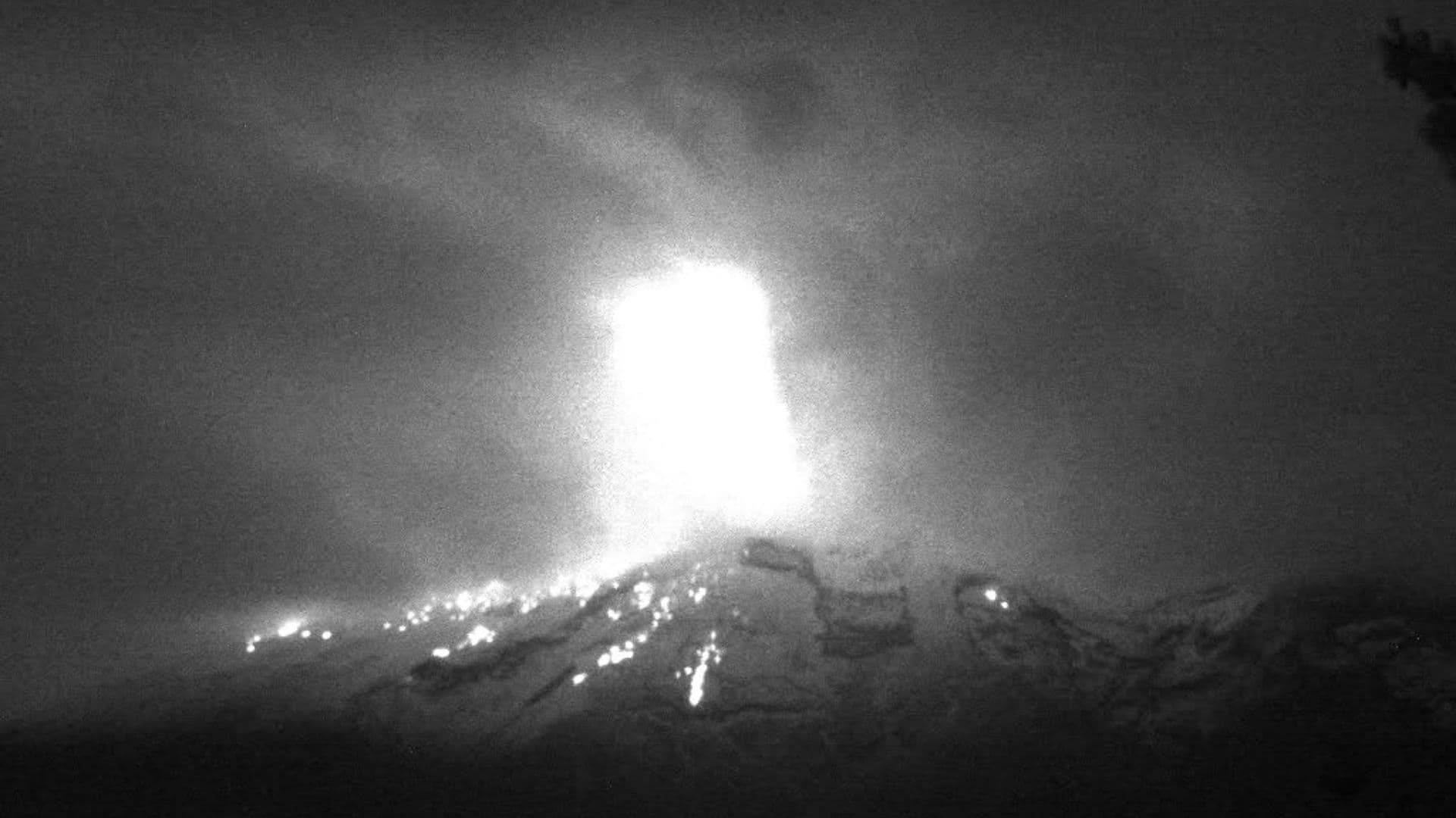 Tormenta Eléctrica y Actividad del Volcán Popocatépetl Forman Espectáculo Lumínico en Puebla