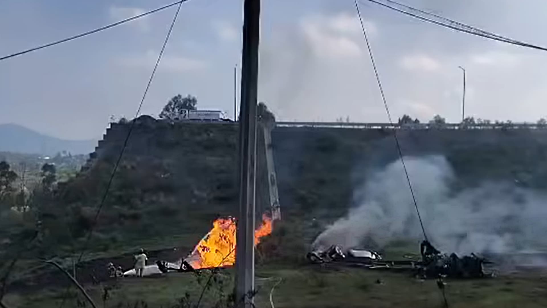Vuelca y Explota Pipa con Gas LP sobre la Carretera México-Veracruz Dirección Texcoco. Foto: Bomberos en Texcoco